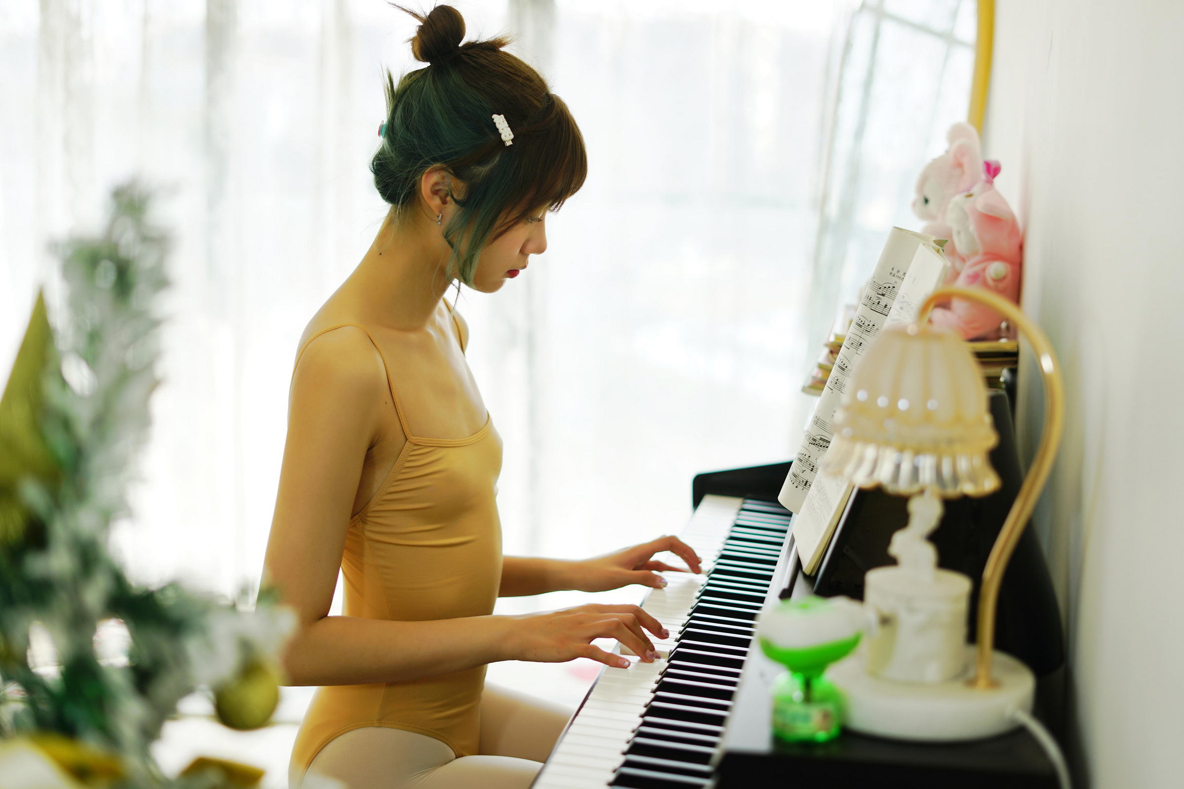 [YALAYI雅拉伊]2022.03.08 舞蹈女生 兰子 黄色紧身吊带连衣裙加白色丝袜美腿性感私房写真集第4张