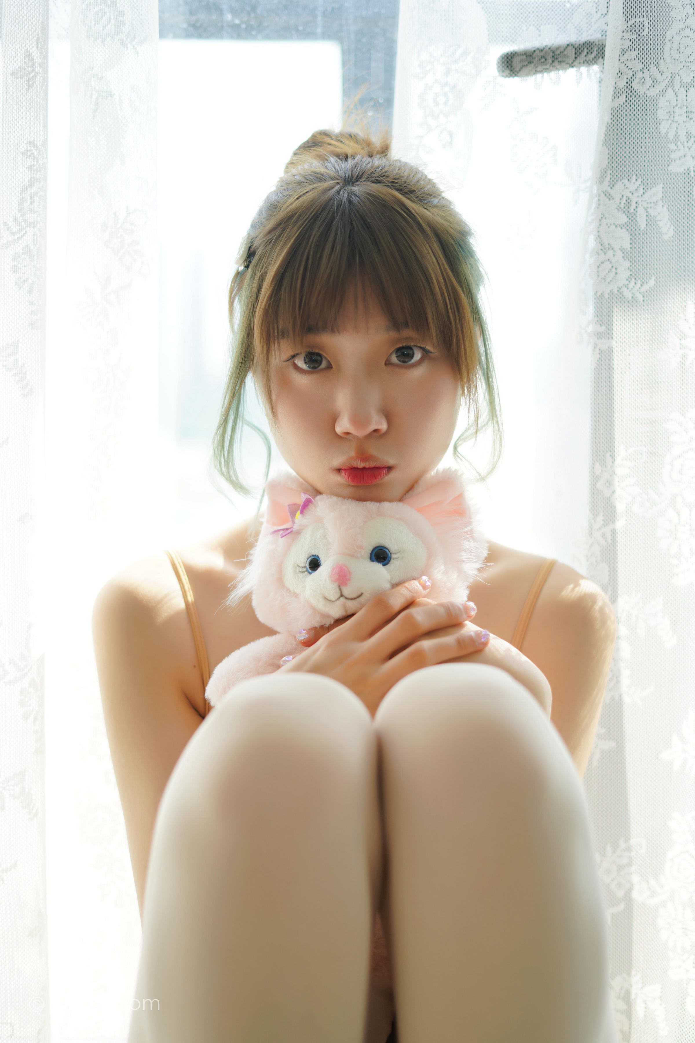 [YALAYI雅拉伊]2022.03.08 舞蹈女生 兰子 黄色紧身吊带连衣裙加白色丝袜美腿性感私房写真集第3张