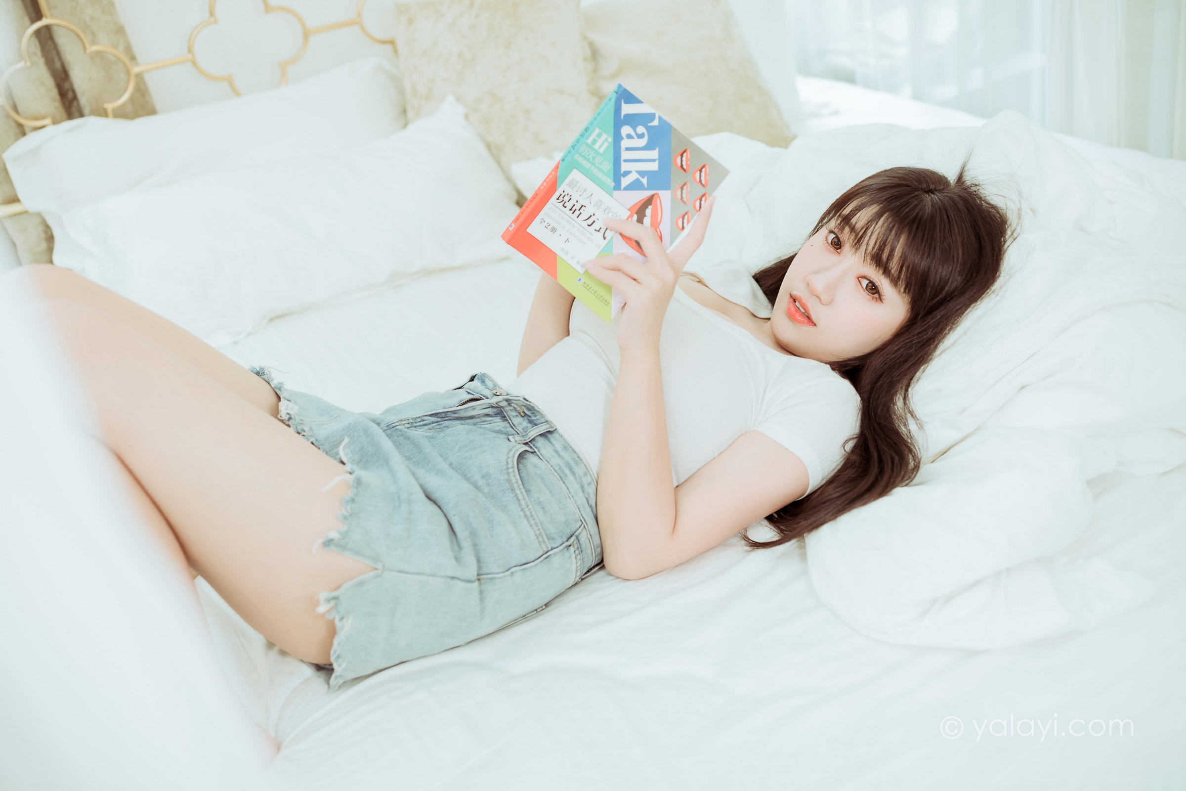 [YALAYI雅拉伊]2022.03.09 你真可爱 虞艺 白色紧身短袖加牛仔短裙性感私房写真集第10张