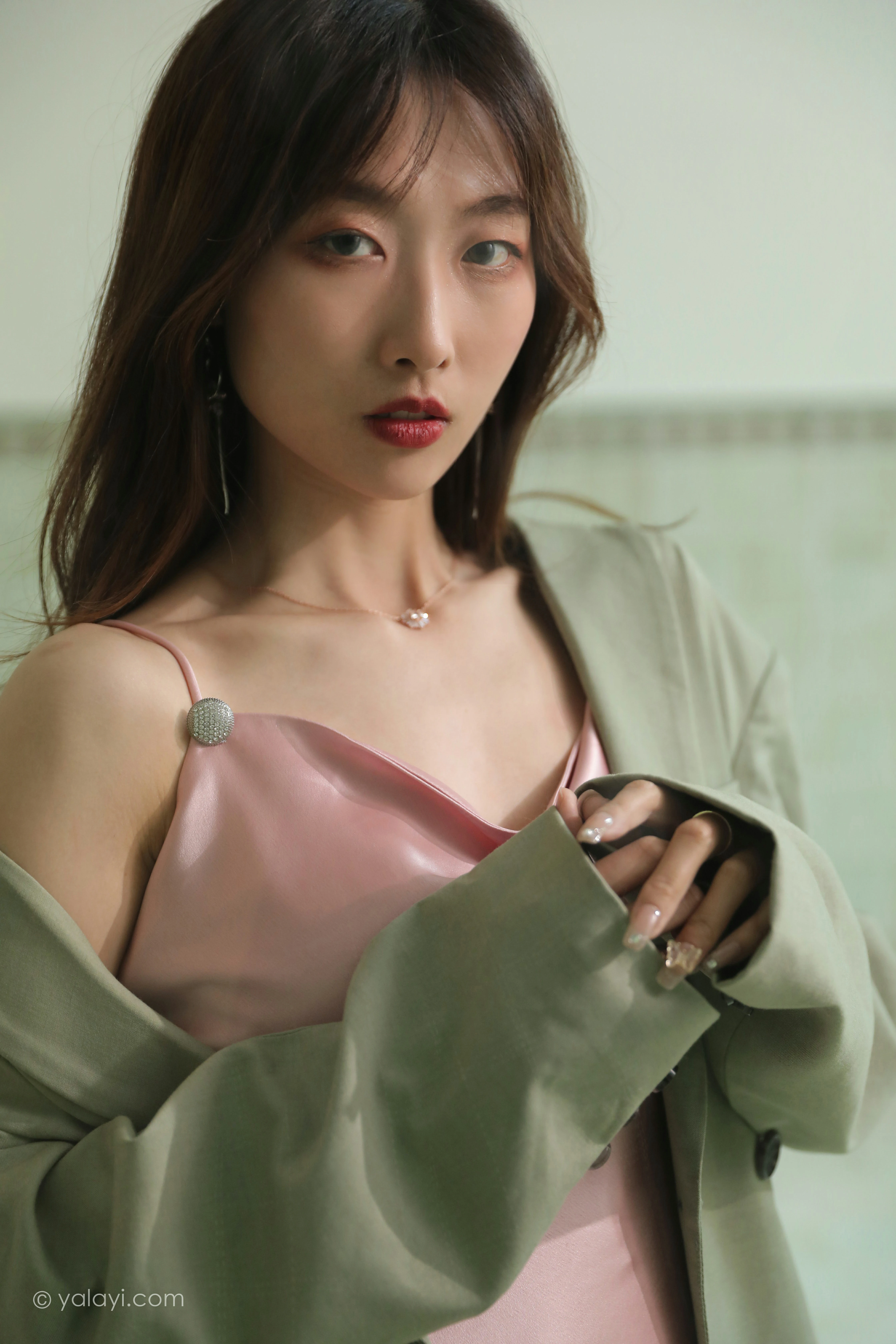 [YALAYI雅拉伊]NO.801 平心静气 佳佳 粉色吊带连衣裙居家私房写真集第1张