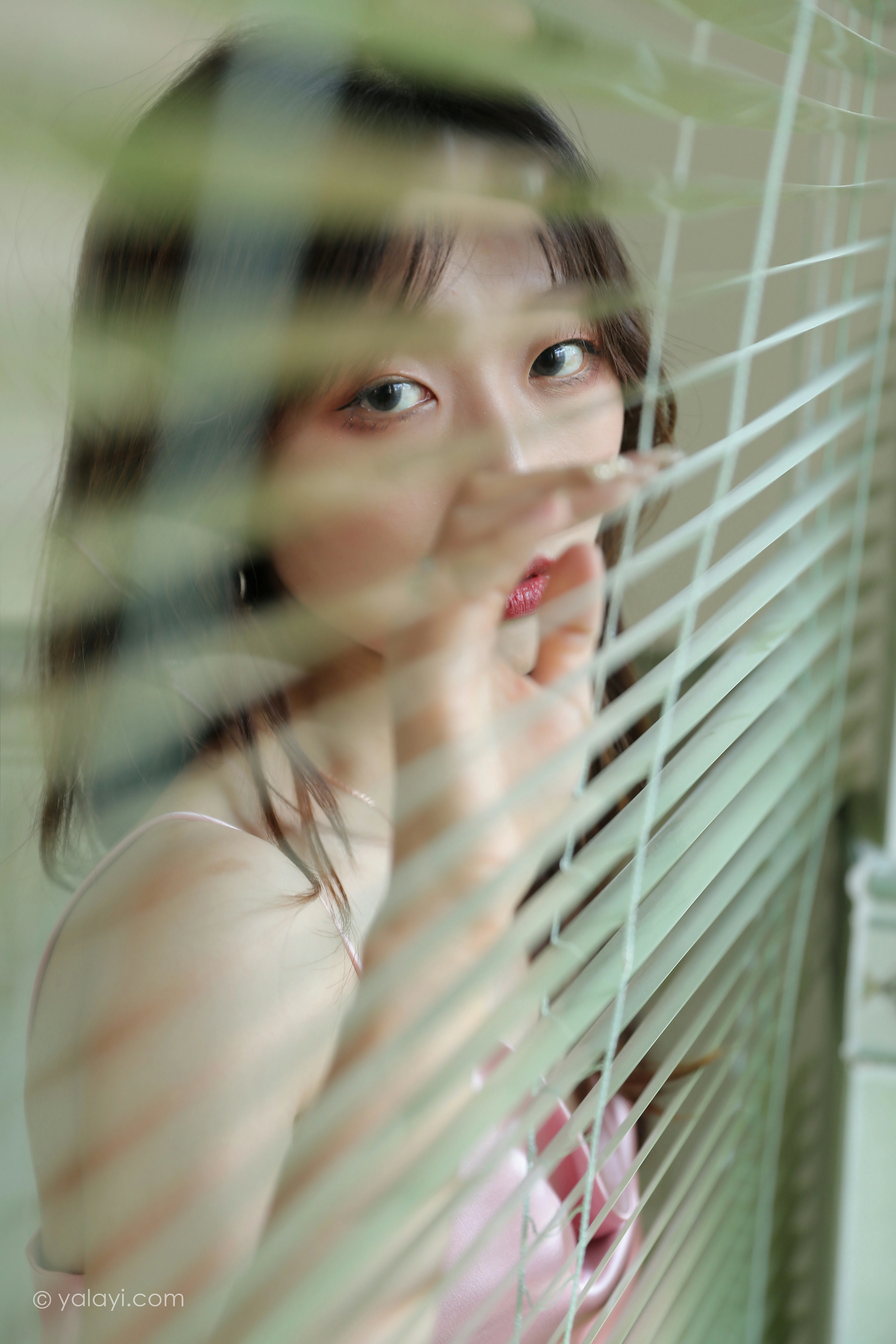 [YALAYI雅拉伊]NO.801 平心静气 佳佳 粉色吊带连衣裙居家私房写真集第11张