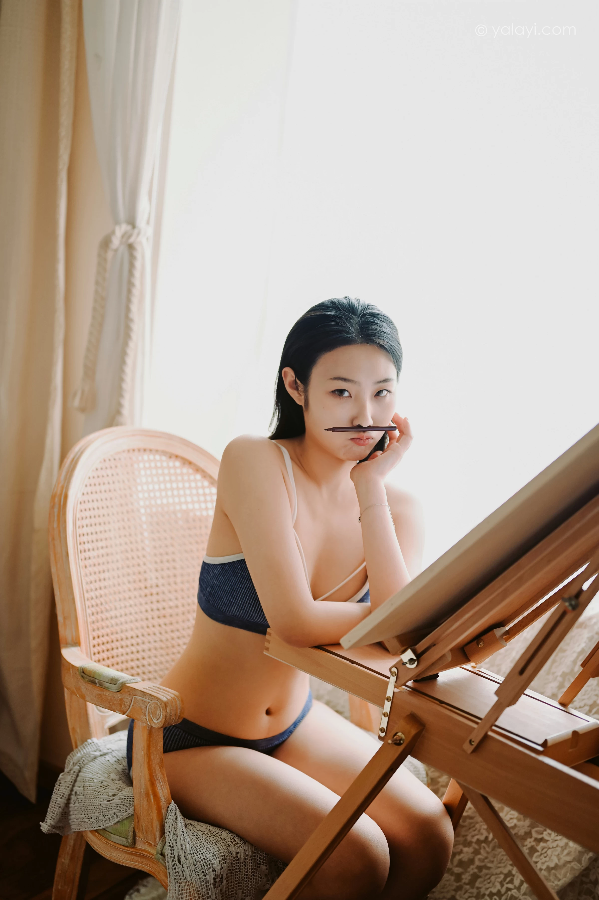 [YALAYI雅拉伊]NO.668 《作画的女孩》 沈伊 灰色内衣性感私房写真集第4张