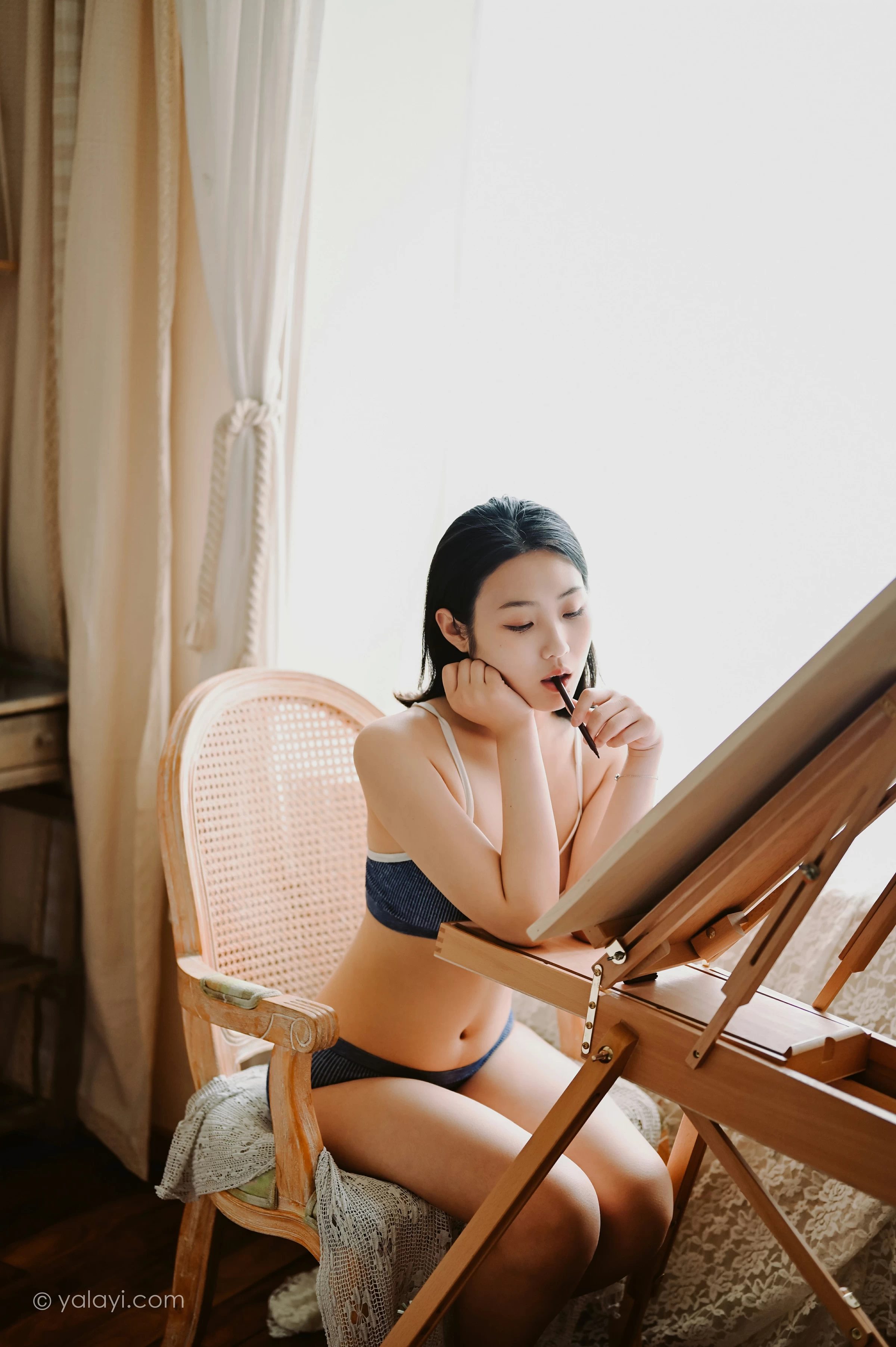 [YALAYI雅拉伊]NO.668 《作画的女孩》 沈伊 灰色内衣性感私房写真集第4张