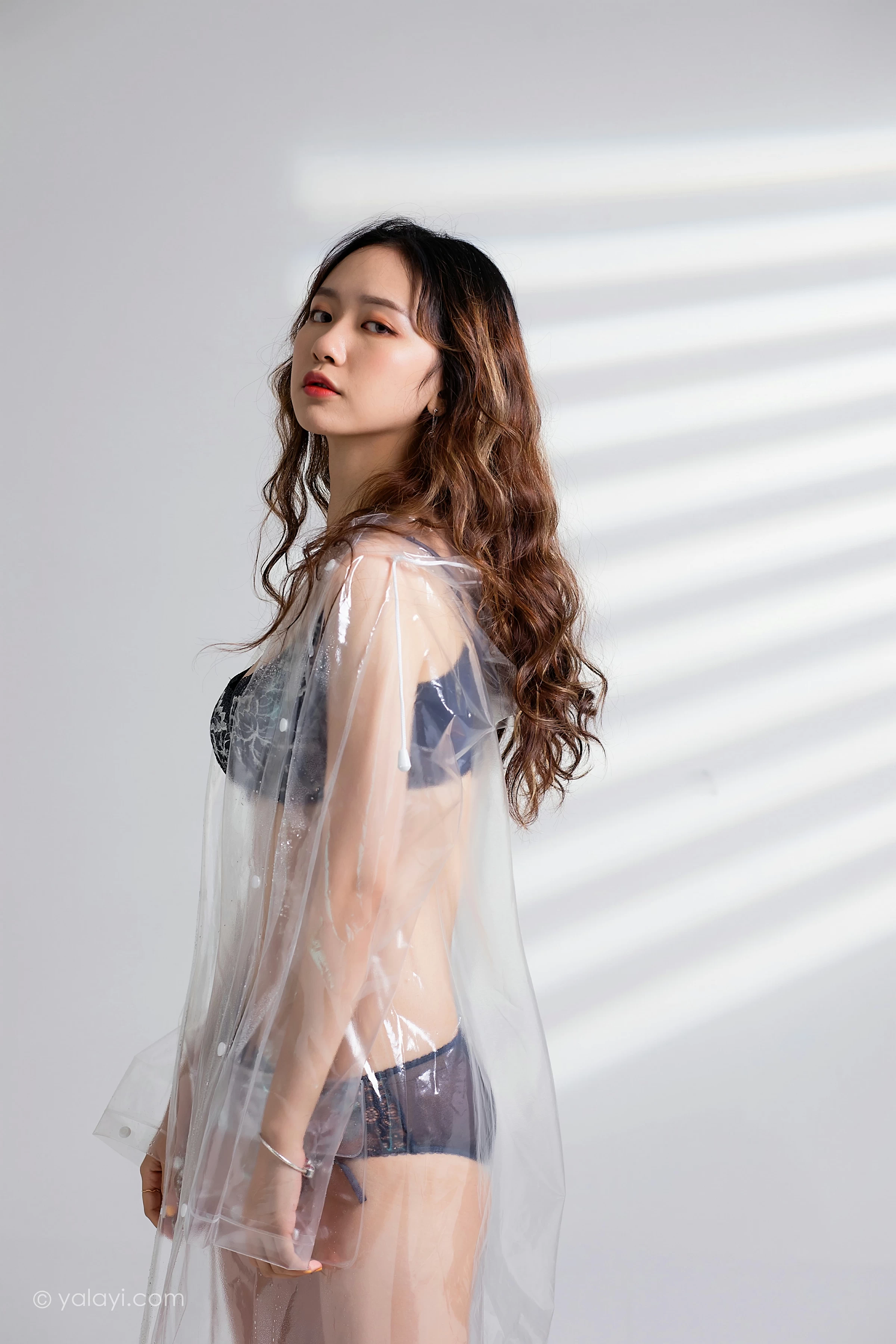 [YALAYI雅拉伊]NO.676 《七月的雨》 晓琳 黑色蕾丝内衣性感私房写真集第2张