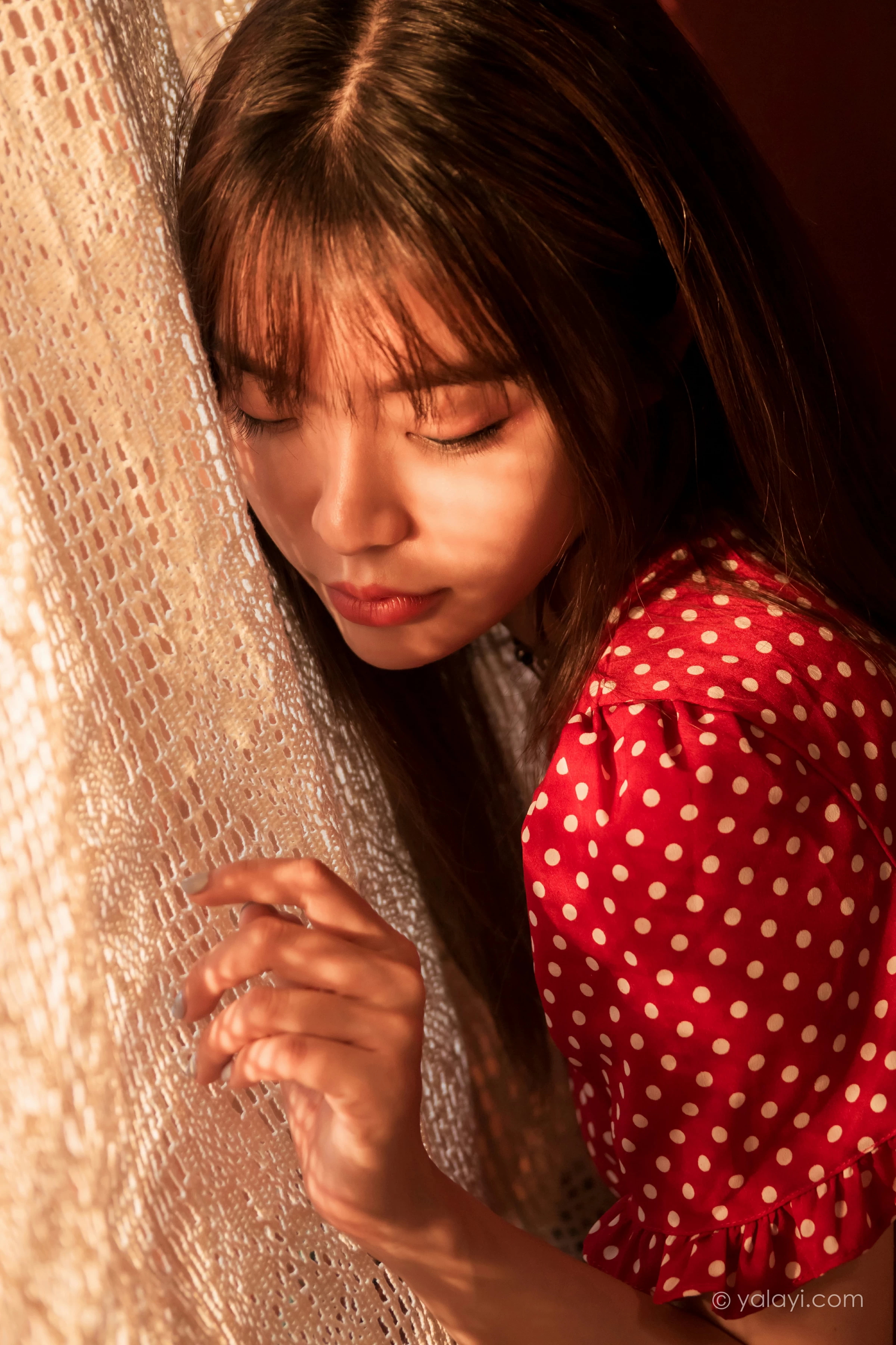 [YALAYI雅拉伊]NO.669 《第一次》 小杨 居家红色连衣裙写真第10张