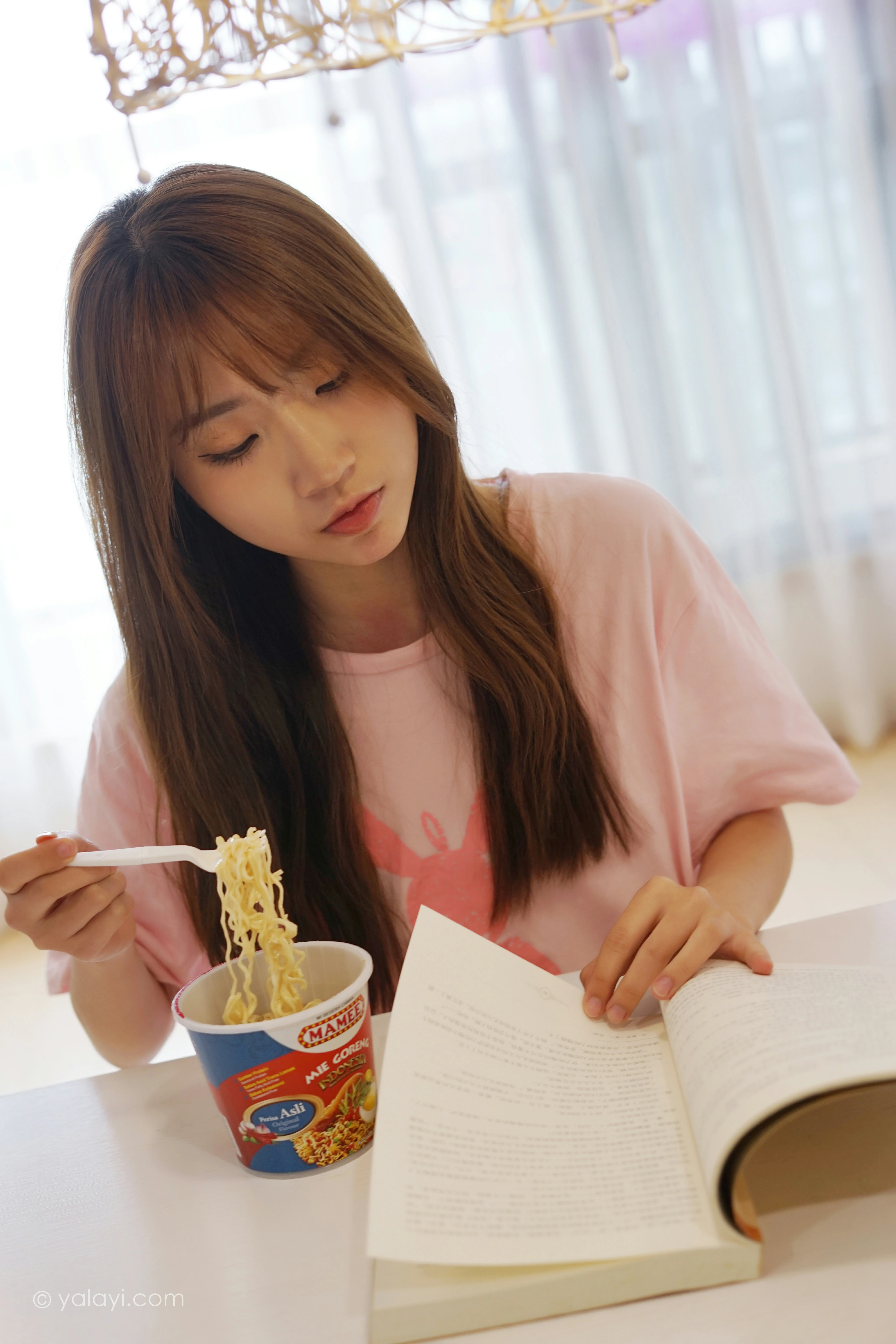 [YALAYI雅拉伊]NO.791 这边风景 小乔 粉色短袖居家性感写真集第4张