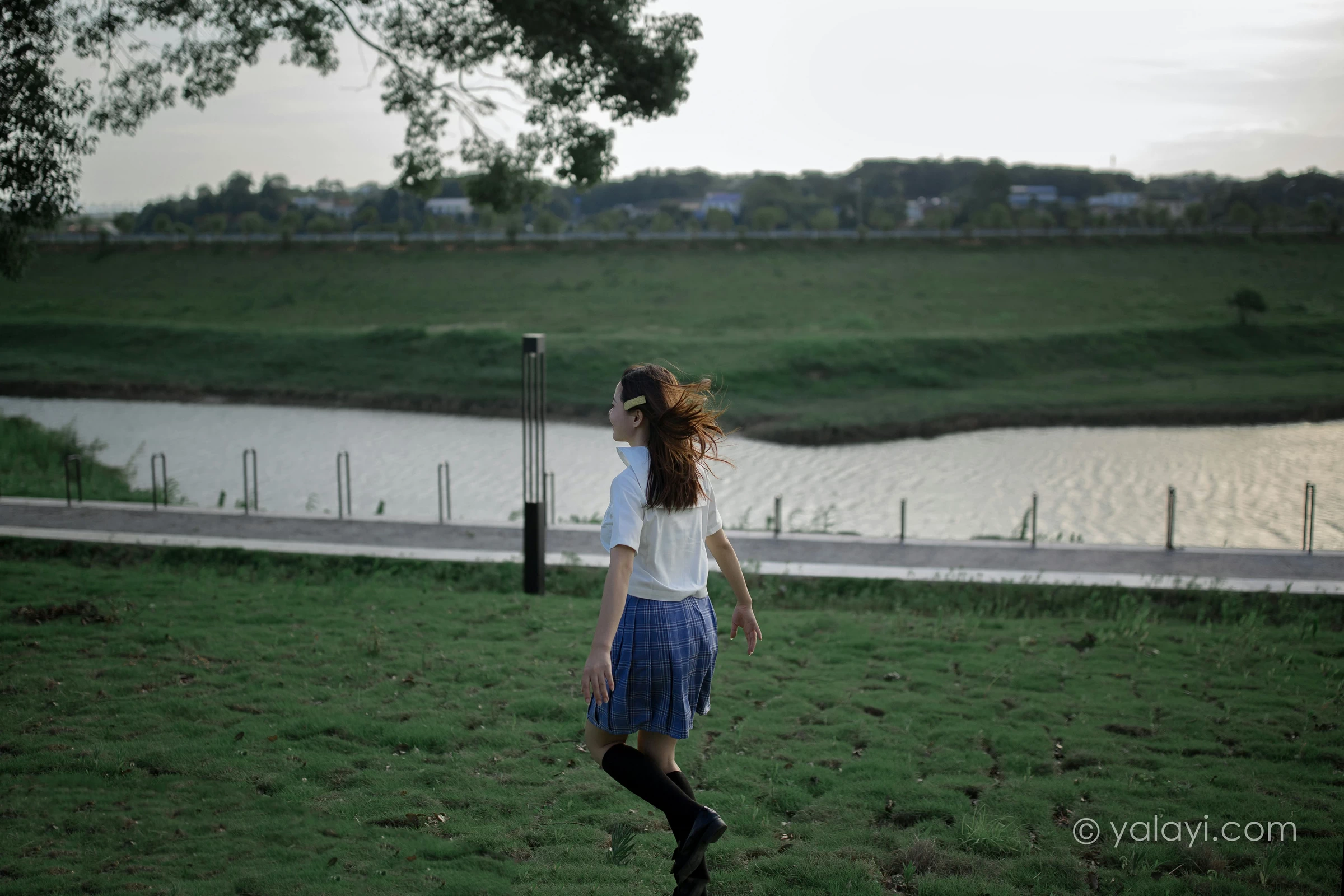 [YALAYI雅拉伊]NO.677 《青春在河畔奔走》 枝娅 白色JK制服与短裙加黑丝美腿写真第2张