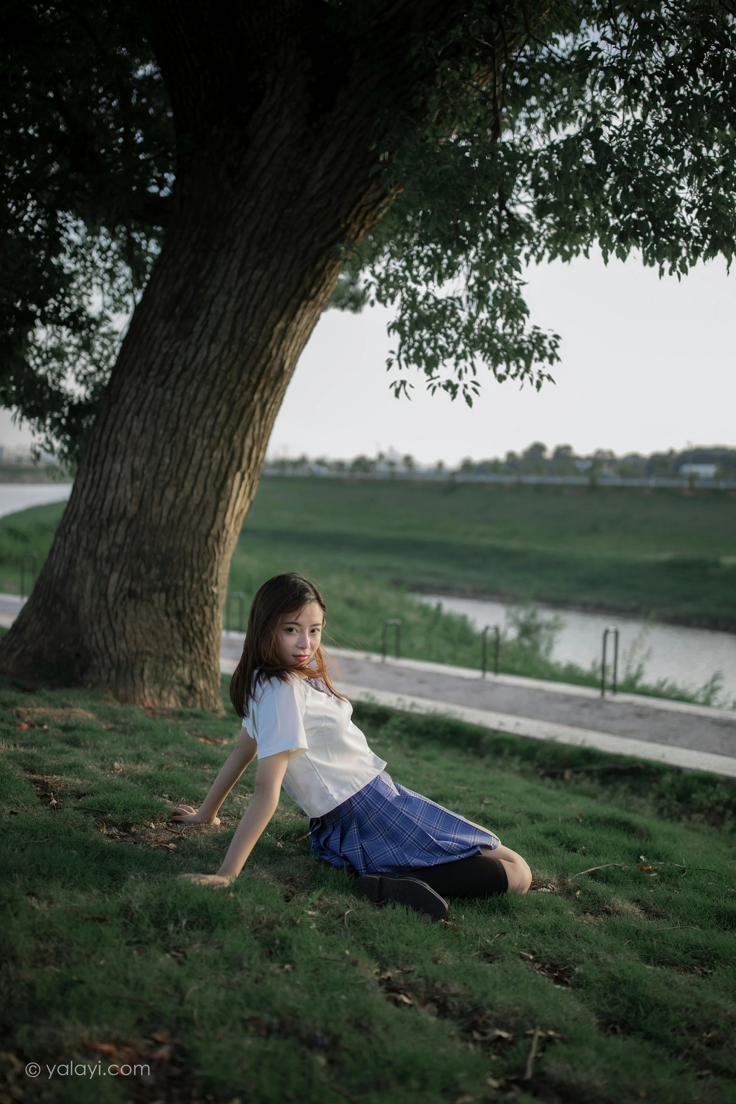 [YALAYI雅拉伊]NO.677 《青春在河畔奔走》 枝娅 白色JK制服与短裙加黑丝美腿写真第6张