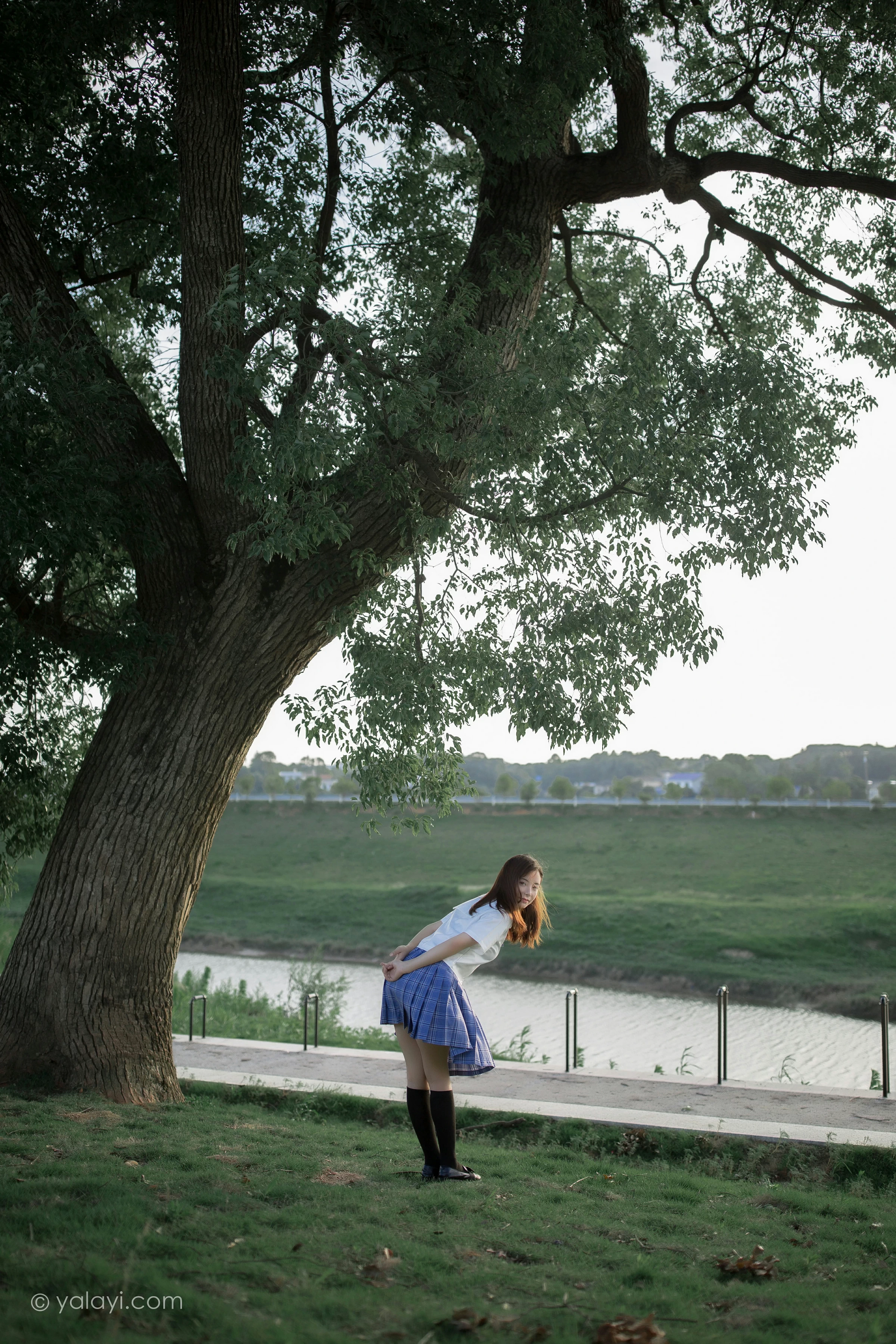 [YALAYI雅拉伊]NO.677 《青春在河畔奔走》 枝娅 白色JK制服与短裙加黑丝美腿写真第5张