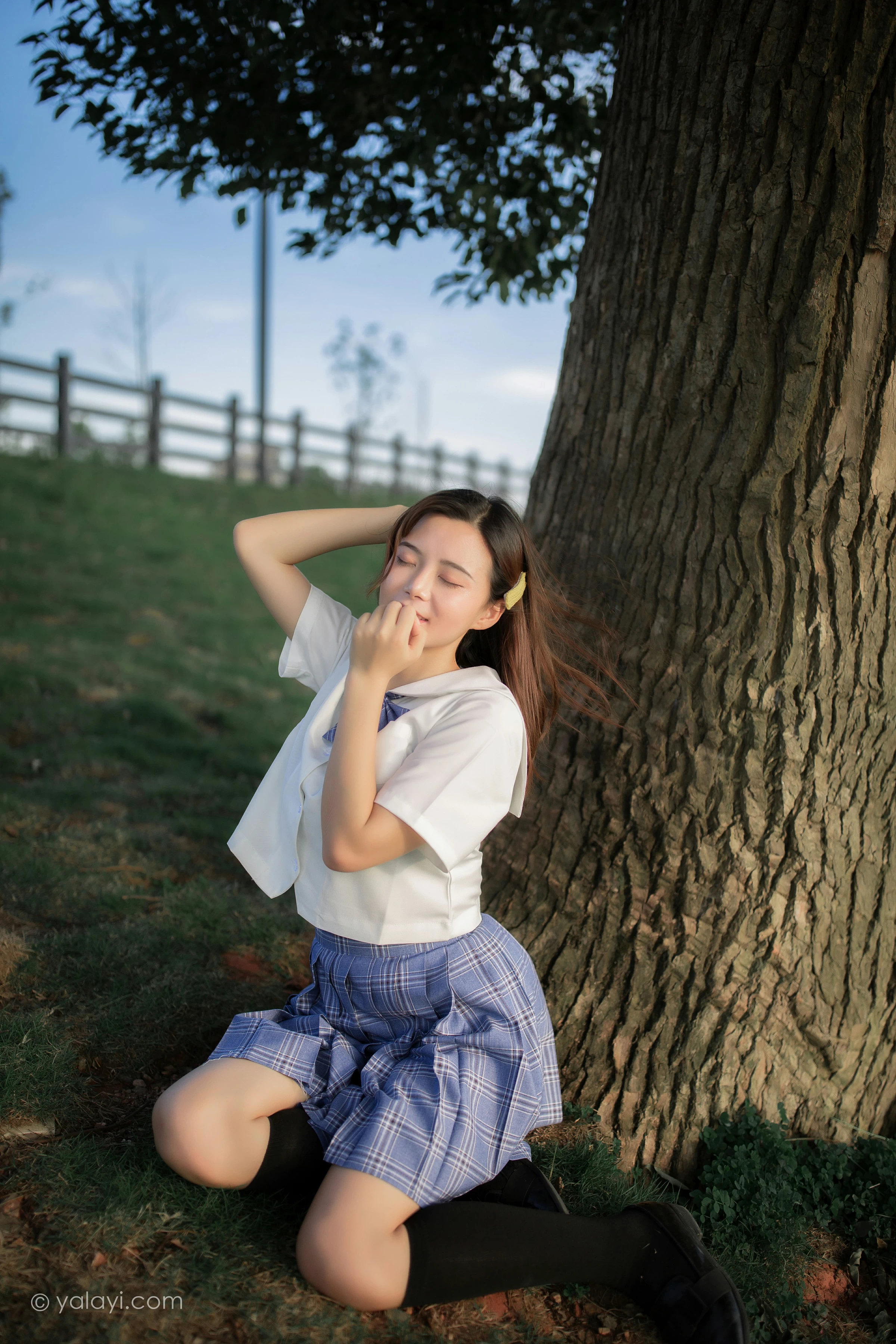[YALAYI雅拉伊]NO.677 《青春在河畔奔走》 枝娅 白色JK制服与短裙加黑丝美腿写真第6张
