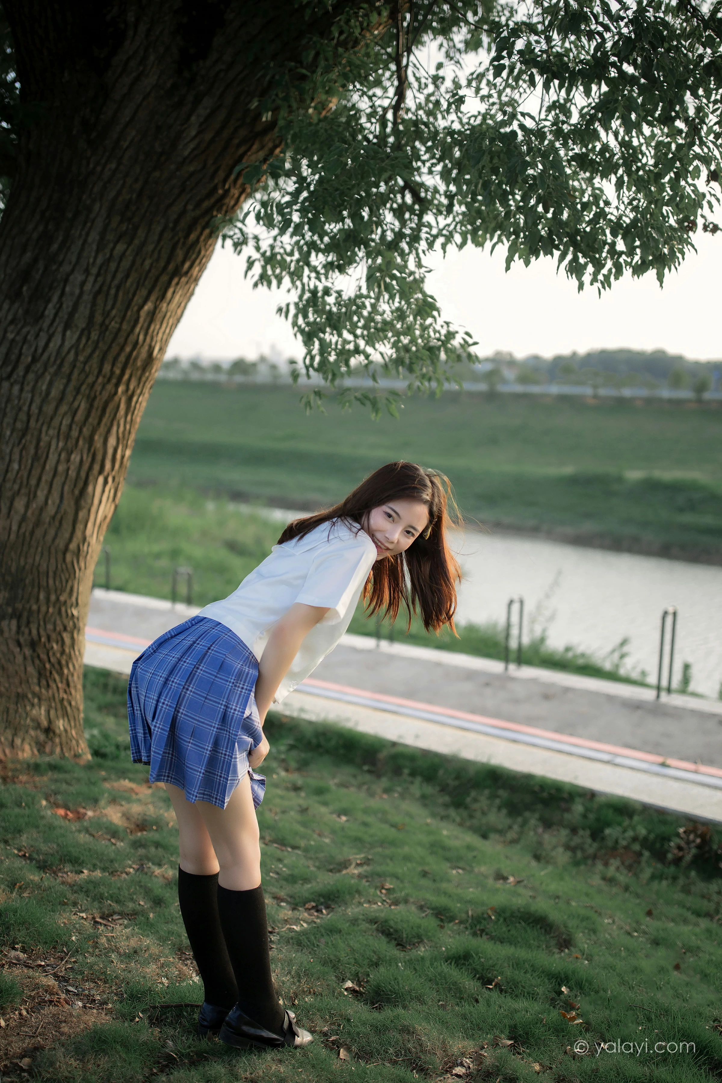 [YALAYI雅拉伊]NO.677 《青春在河畔奔走》 枝娅 白色JK制服与短裙加黑丝美腿写真第5张