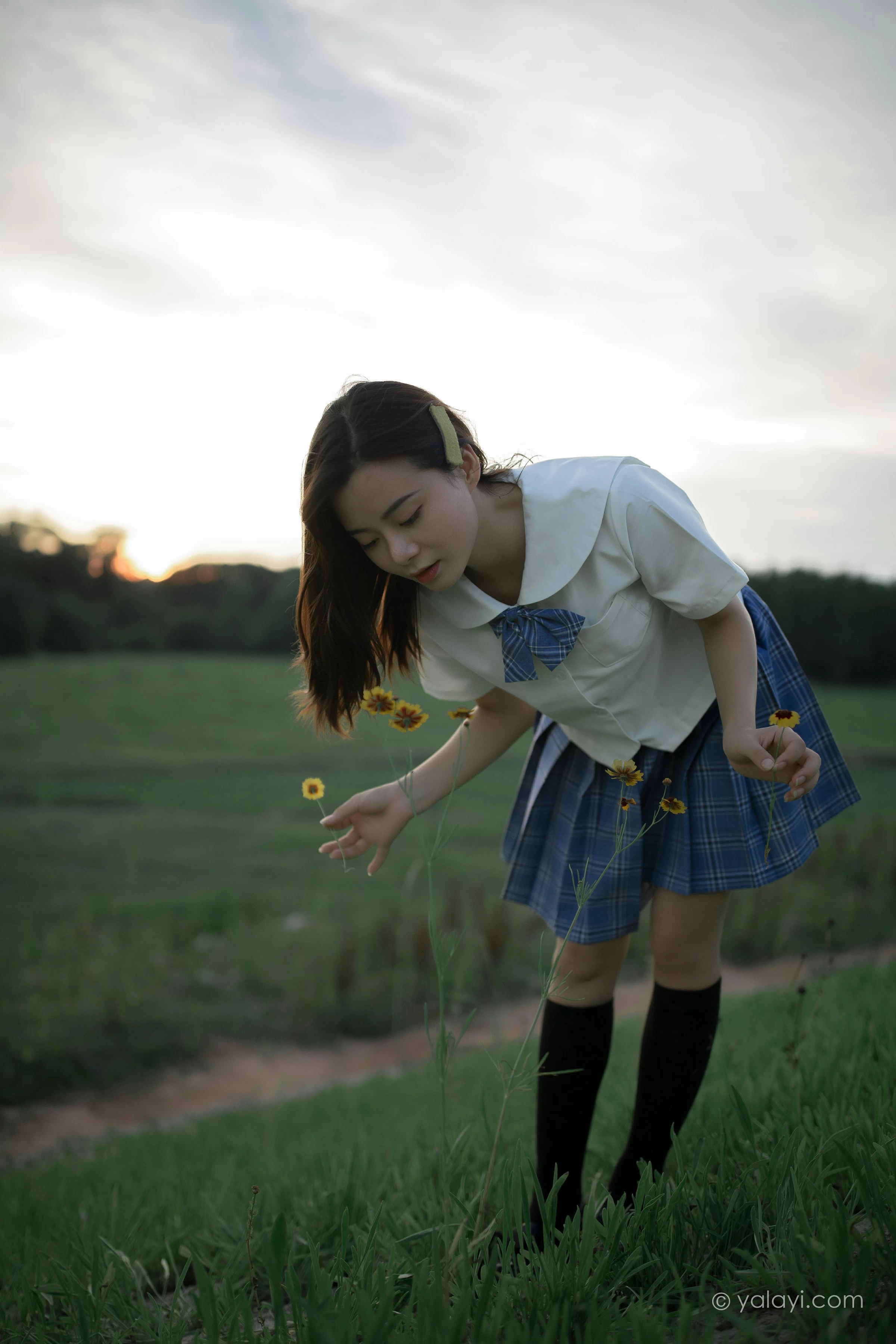 [YALAYI雅拉伊]NO.677 《青春在河畔奔走》 枝娅 白色JK制服与短裙加黑丝美腿写真第12张