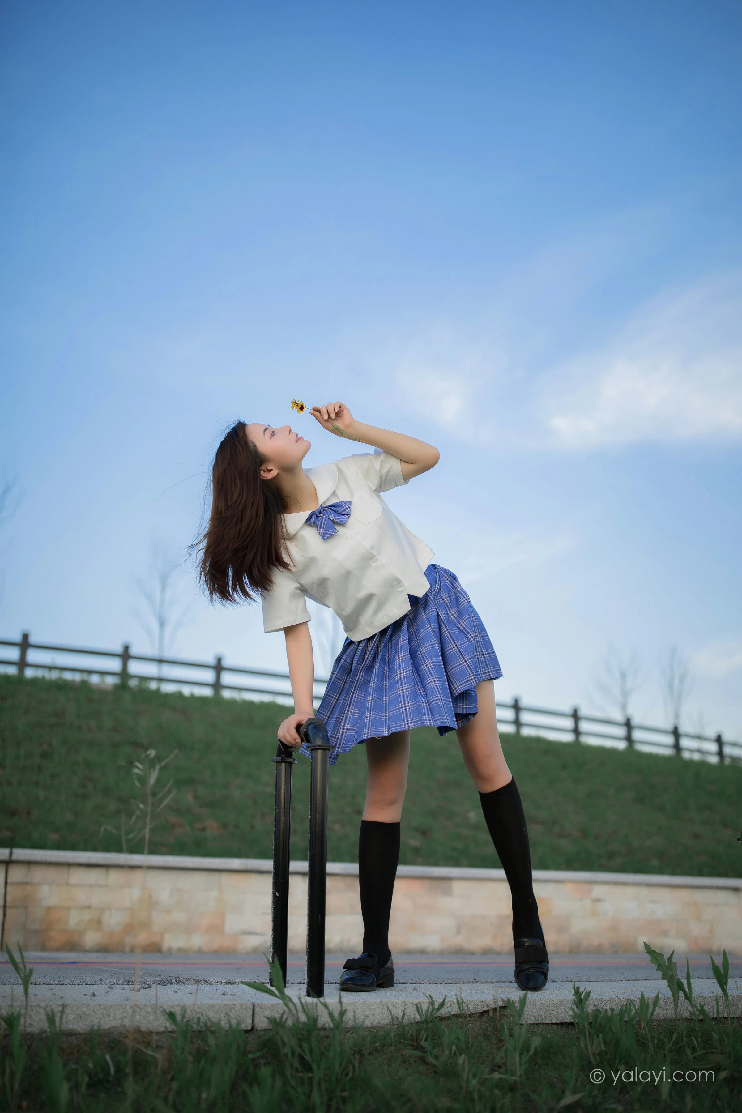 [YALAYI雅拉伊]NO.677 《青春在河畔奔走》 枝娅 白色JK制服与短裙加黑丝美腿写真第14张