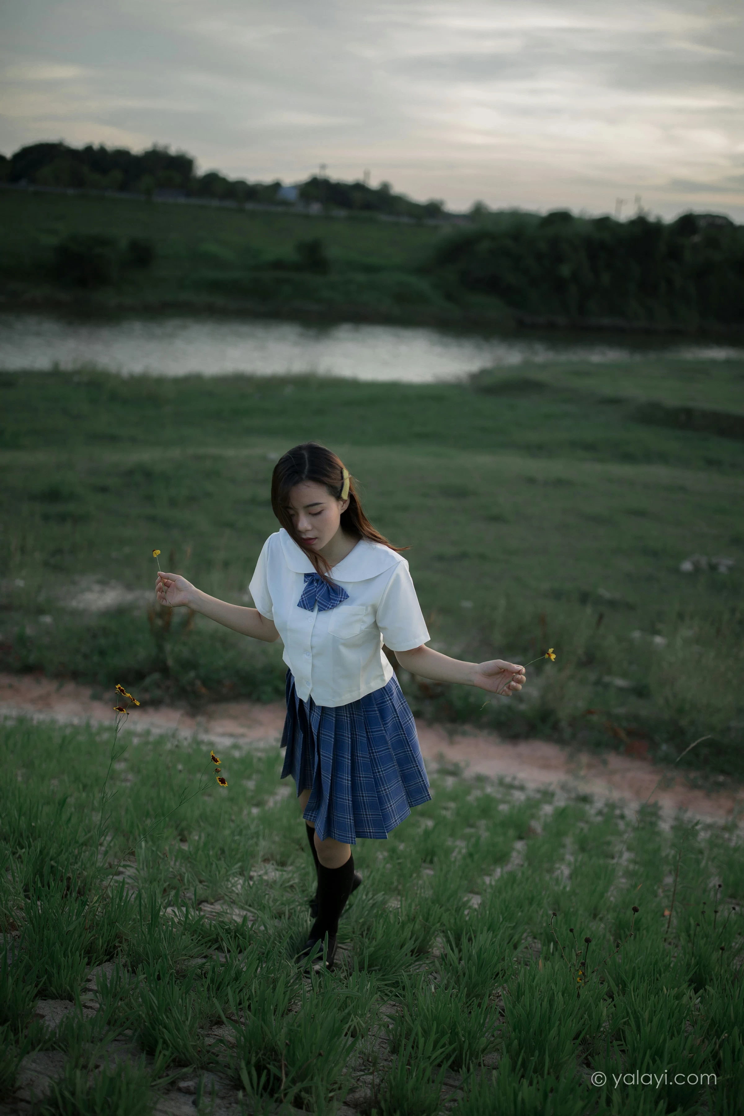 [YALAYI雅拉伊]NO.677 《青春在河畔奔走》 枝娅 白色JK制服与短裙加黑丝美腿写真第13张