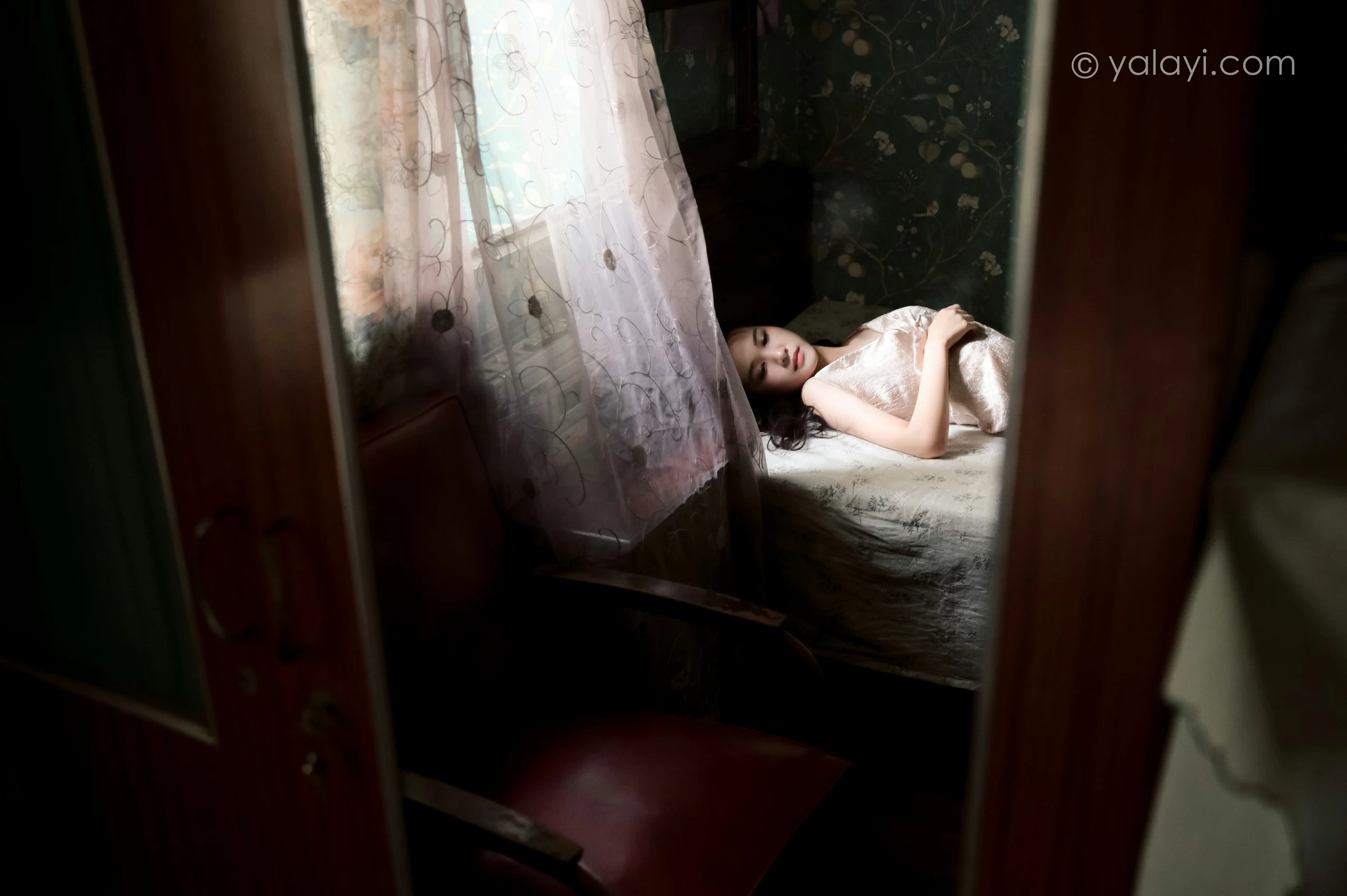 [YALAYI雅拉伊]NO.678 《绿窗》 方岚 黄色吊带连衣裙居家私房写真集第8张