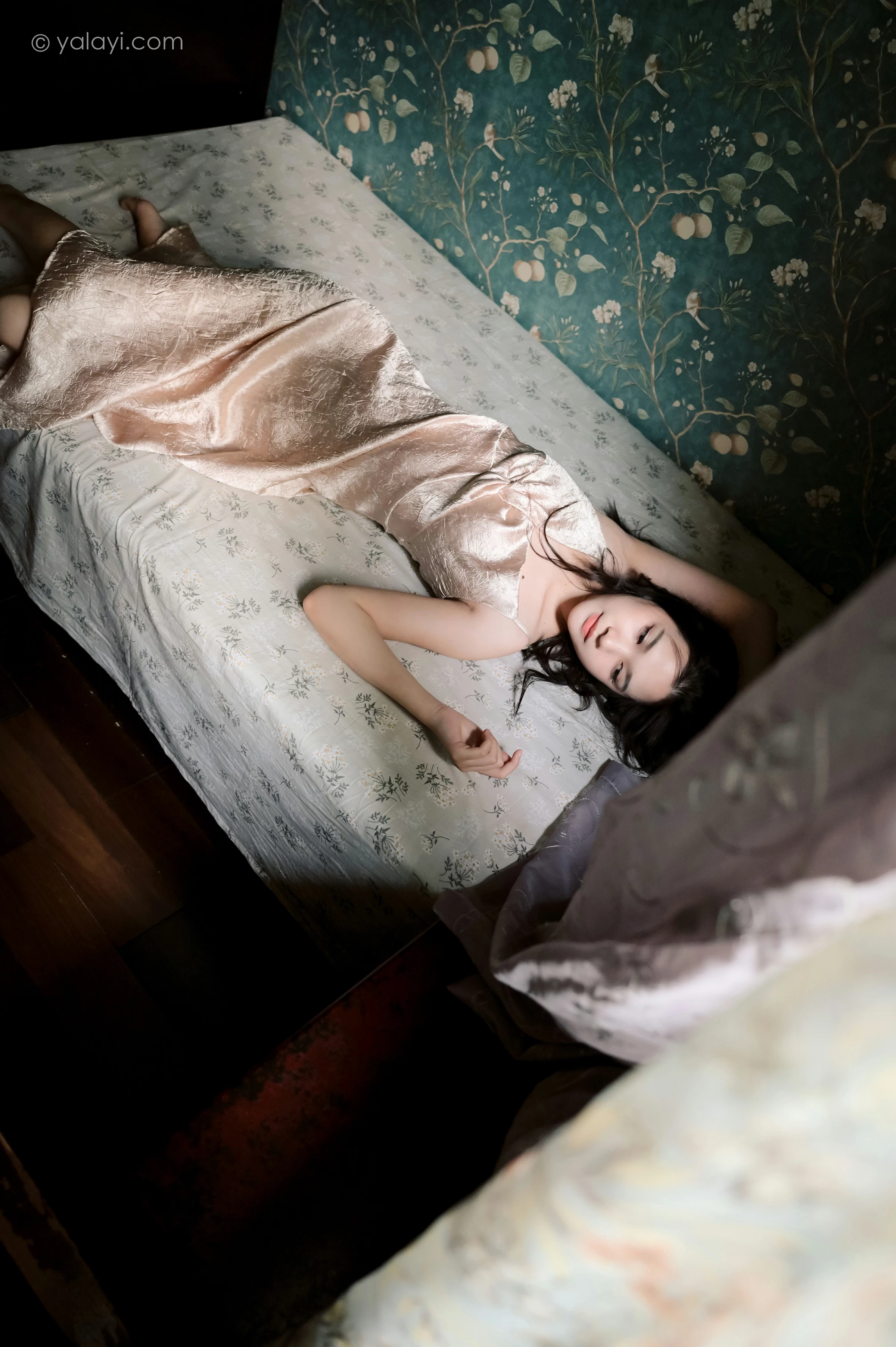 [YALAYI雅拉伊]NO.678 《绿窗》 方岚 黄色吊带连衣裙居家私房写真集第12张