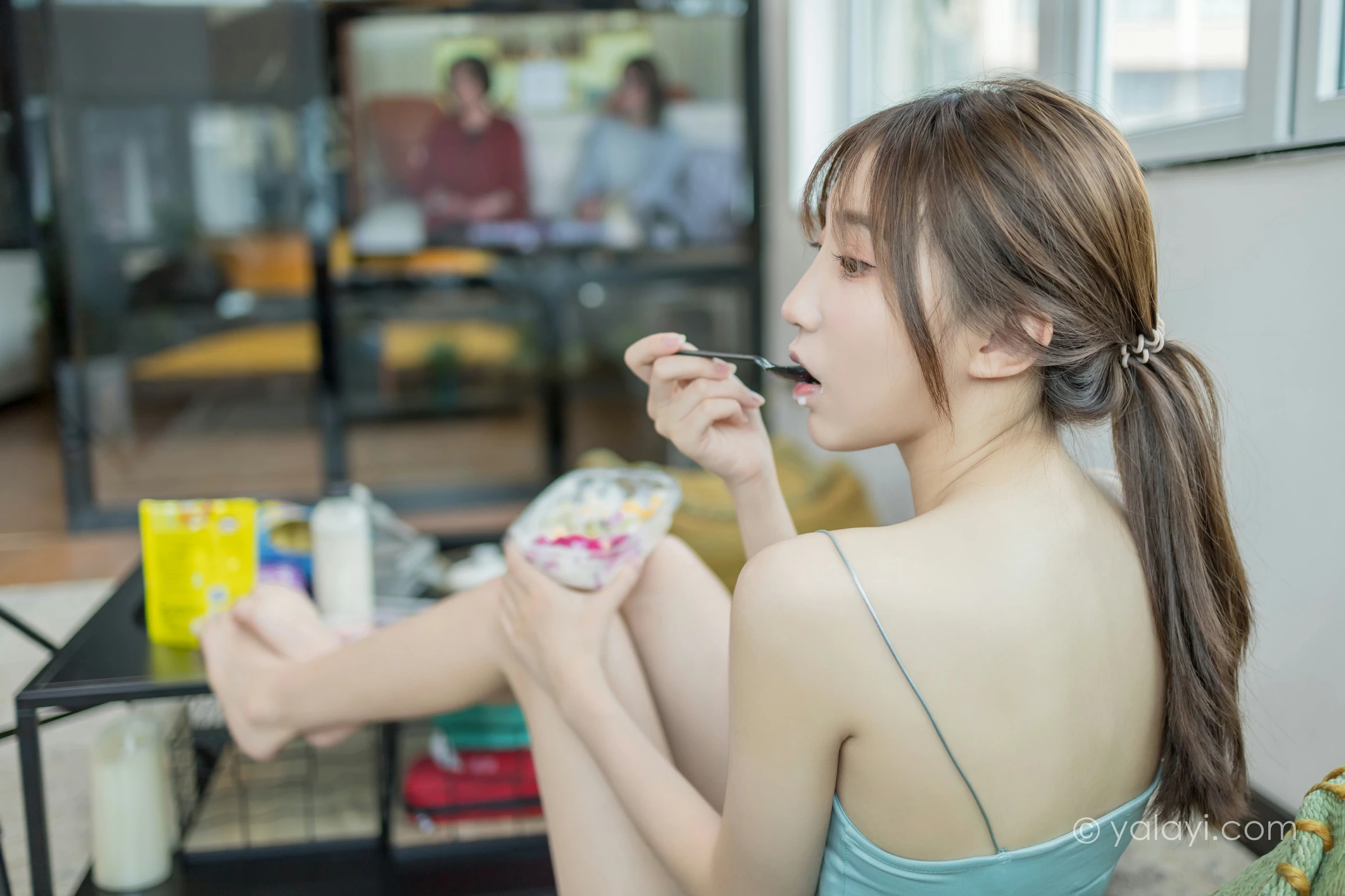 [YALAYI雅拉伊]NO.680 《现任女友》 小乔 绿色性感小背心加牛仔短裤街拍写真第14张