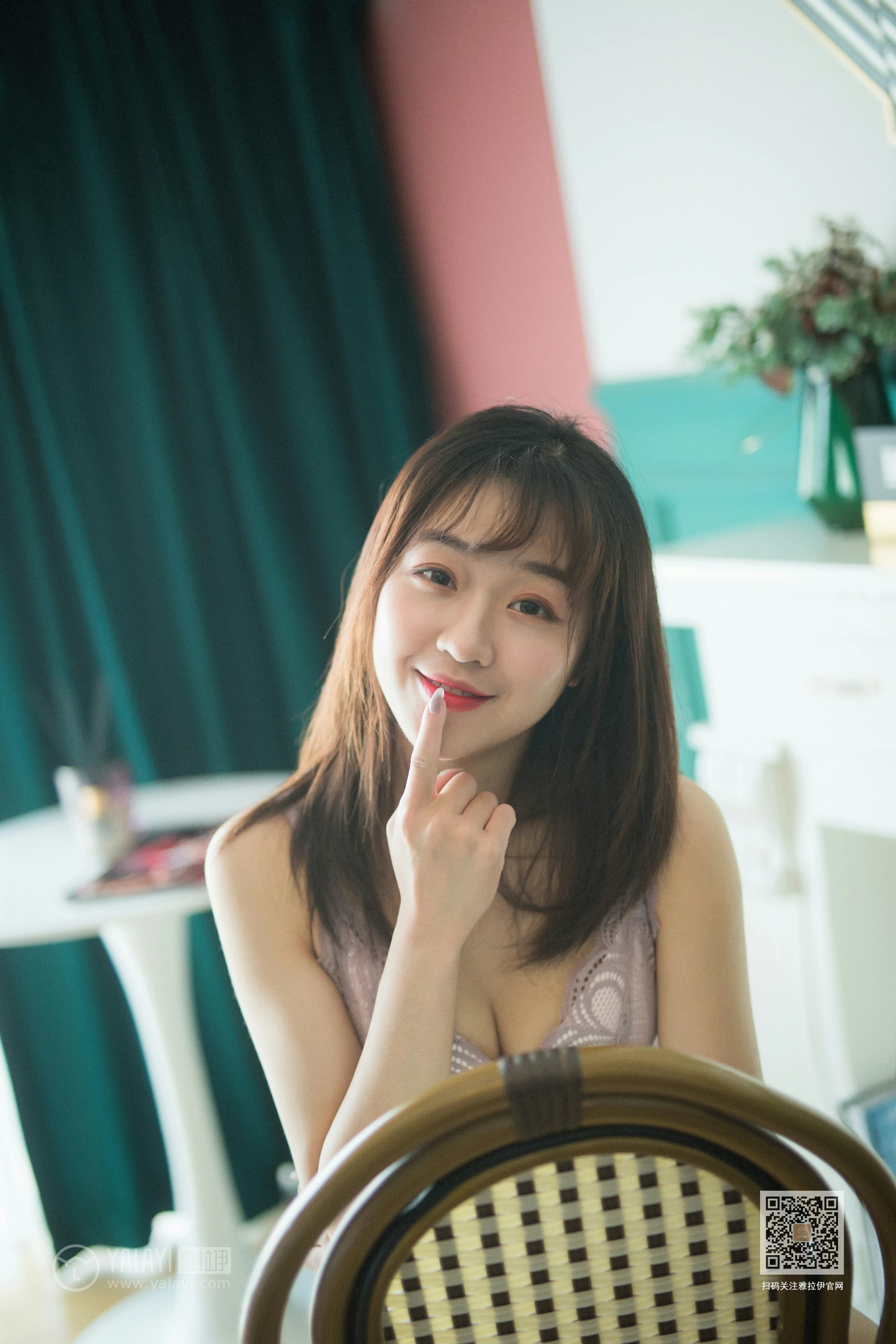 [YALAYI雅拉伊]NO.655 《给我一个吻》 小颖 灰色蕾丝内衣居家性感私房写真集第4张