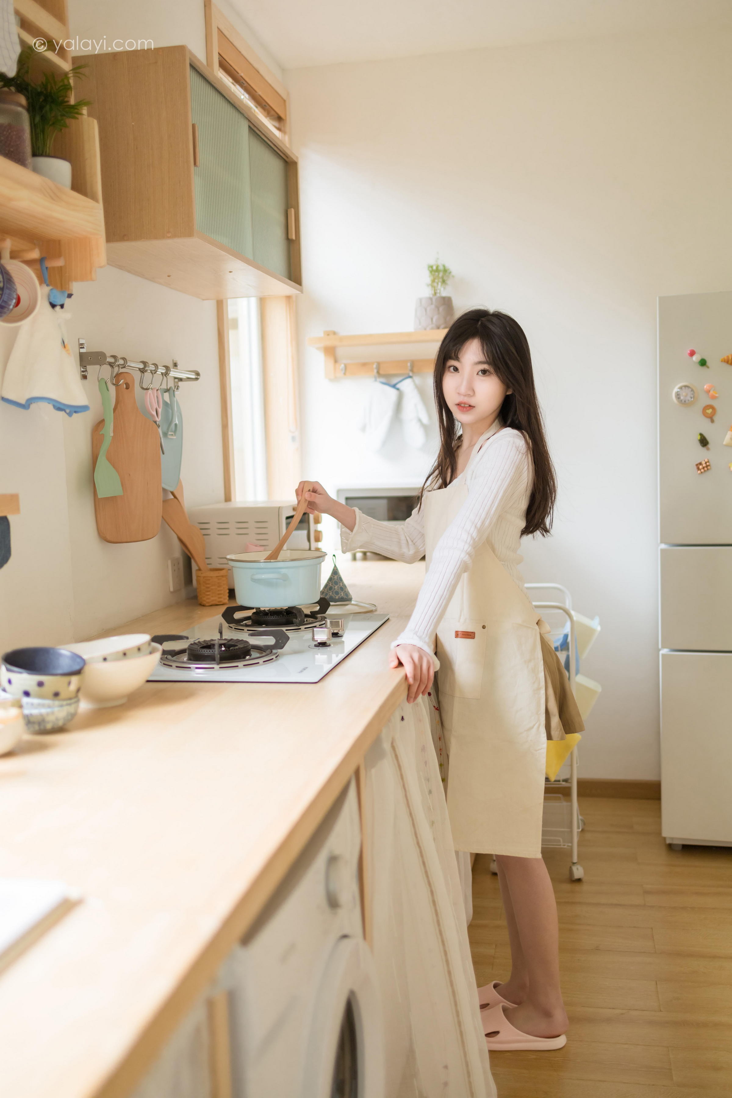[YALAYI雅拉伊]2022.03.14 我的爱人 小乔 白色休闲外套加吊带围裙居家清纯写真集第10张