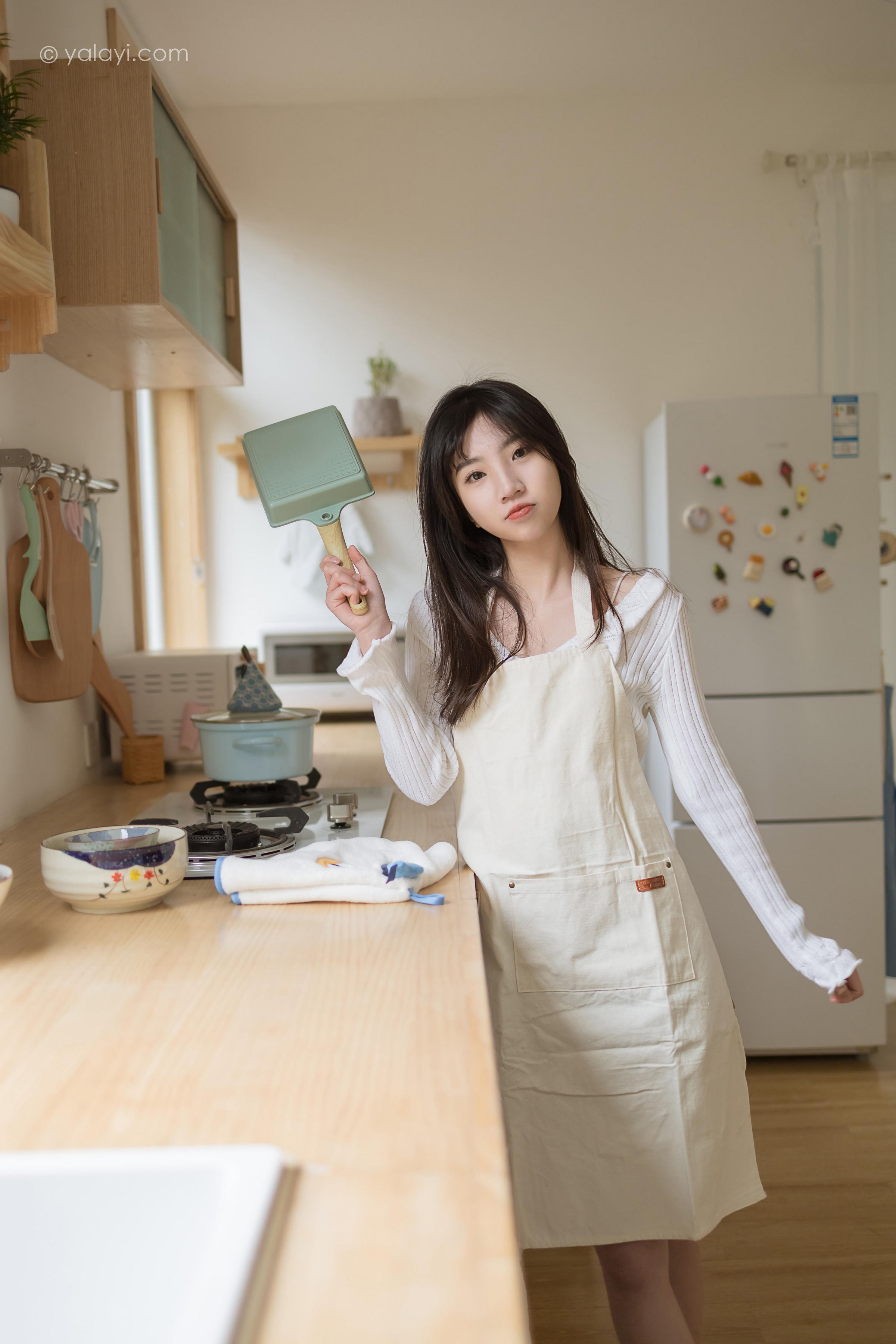 [YALAYI雅拉伊]2022.03.14 我的爱人 小乔 白色休闲外套加吊带围裙居家清纯写真集第2张