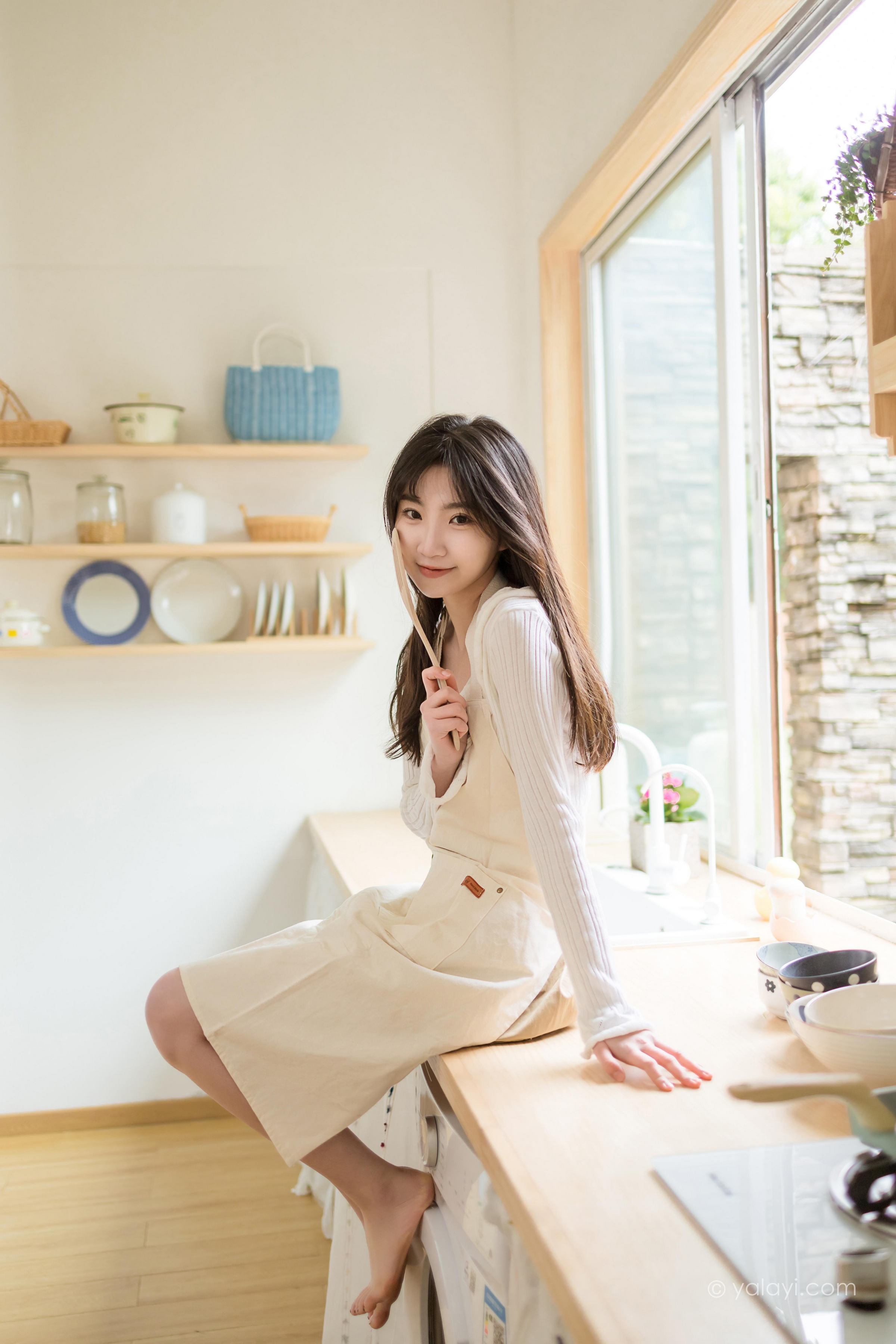 [YALAYI雅拉伊]2022.03.14 我的爱人 小乔 白色休闲外套加吊带围裙居家清纯写真集第7张