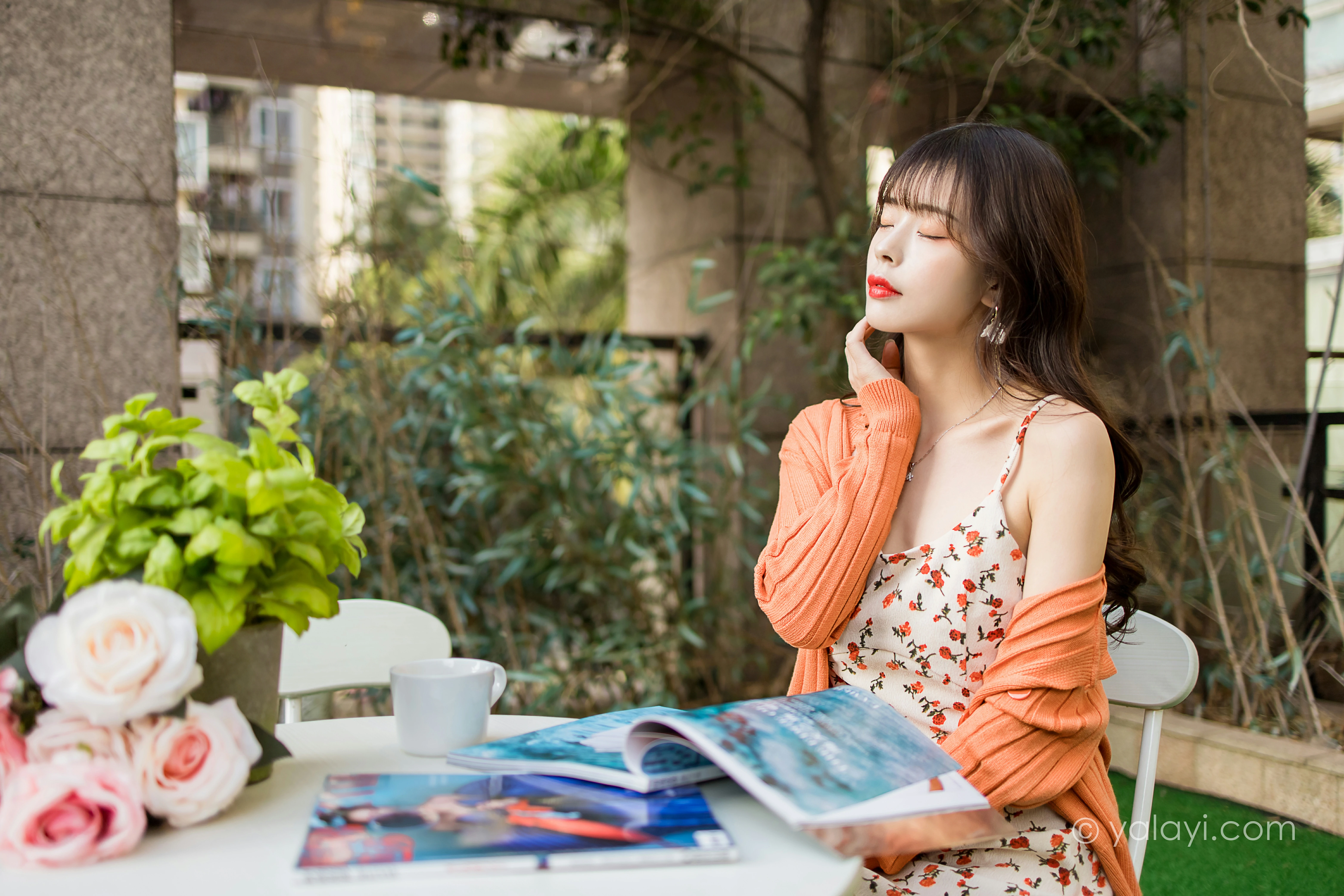 [YALAYI雅拉伊]NO.793 悠闲时光 程小蝶 橙色外套与粉色吊带连衣裙清纯写真集第4张