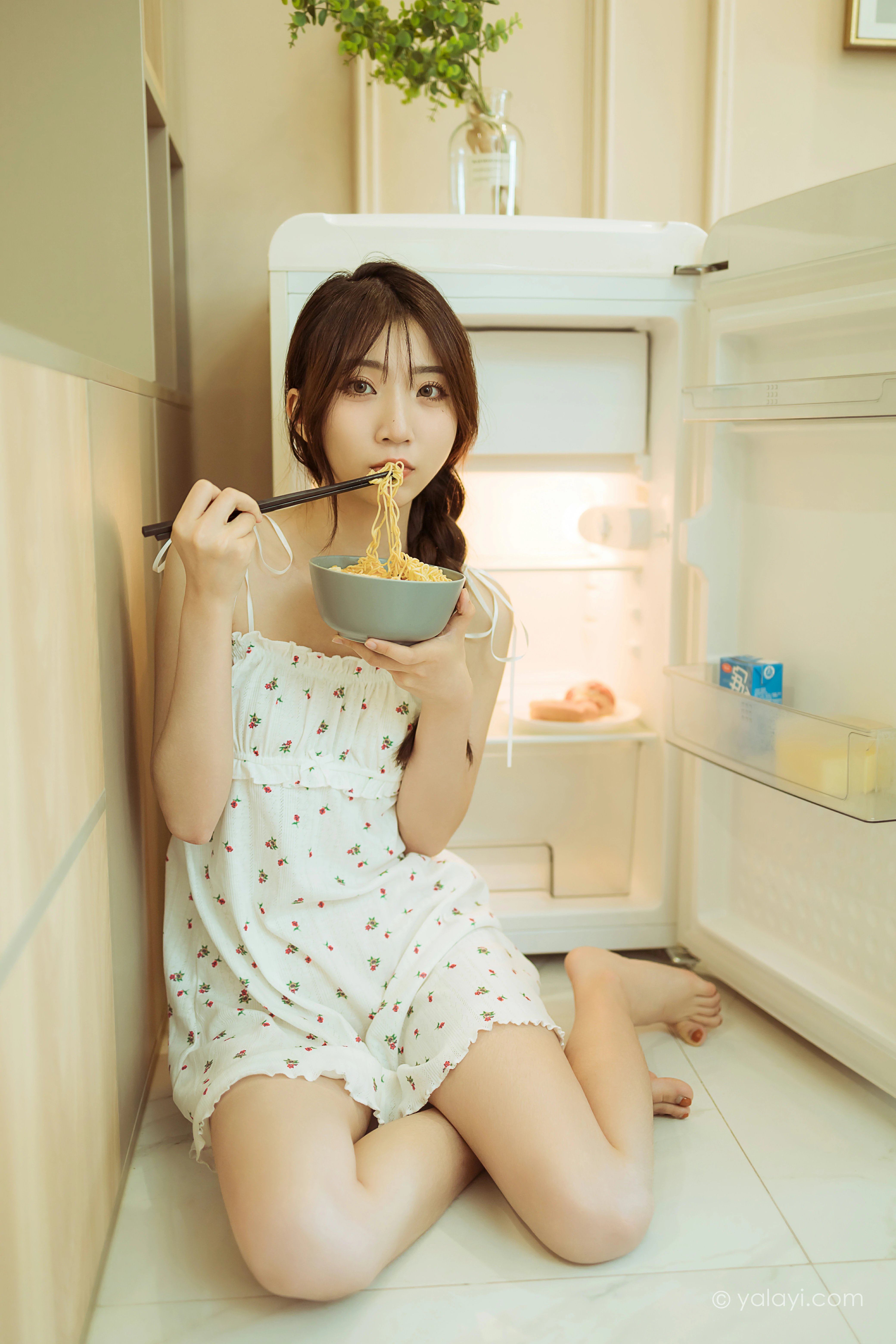 [YALAYI雅拉伊]NO.805 餐蛋面 小乔 白色吊带连衣裙居家清纯写真集第5张