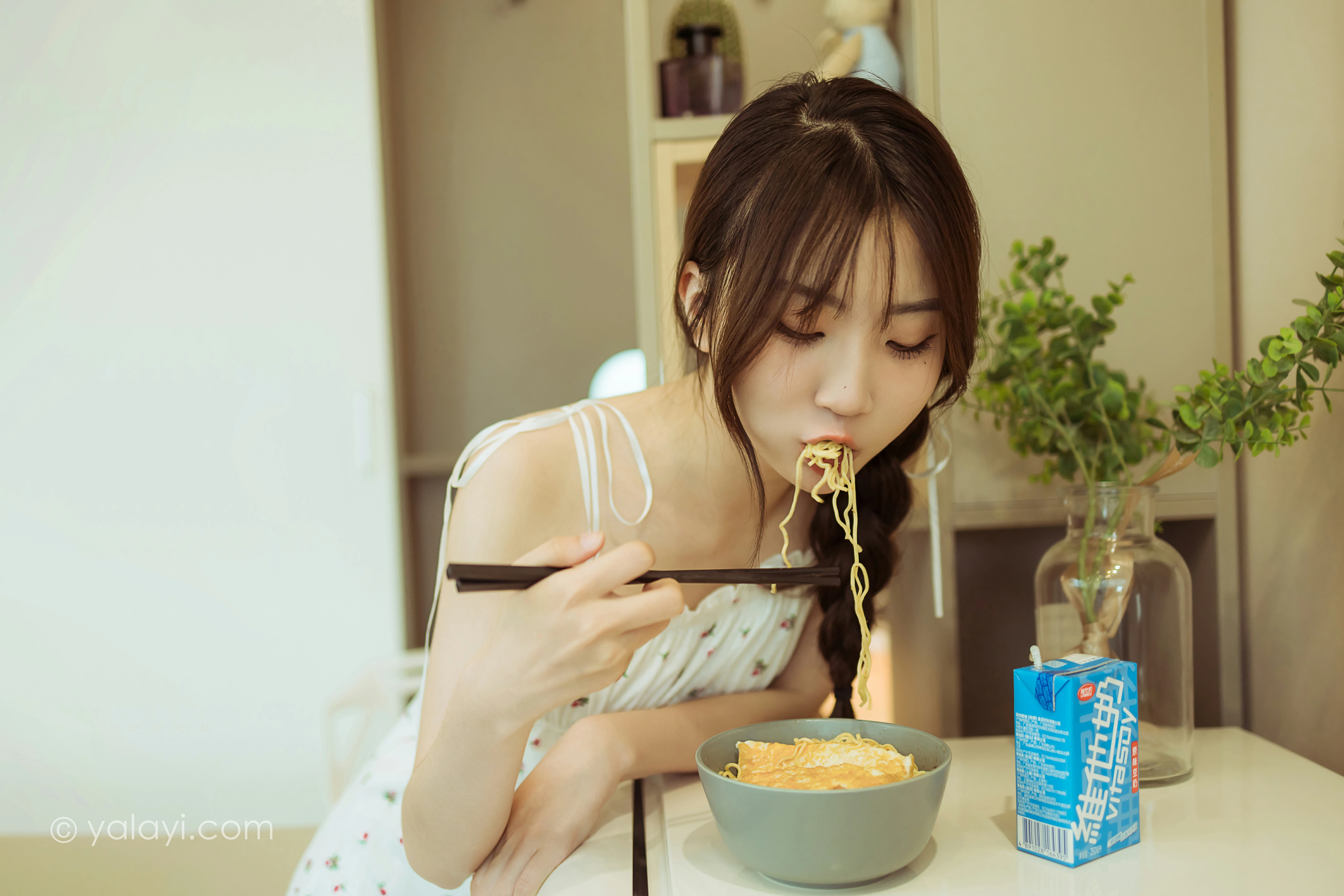 [YALAYI雅拉伊]NO.805 餐蛋面 小乔 白色吊带连衣裙居家清纯写真集第8张