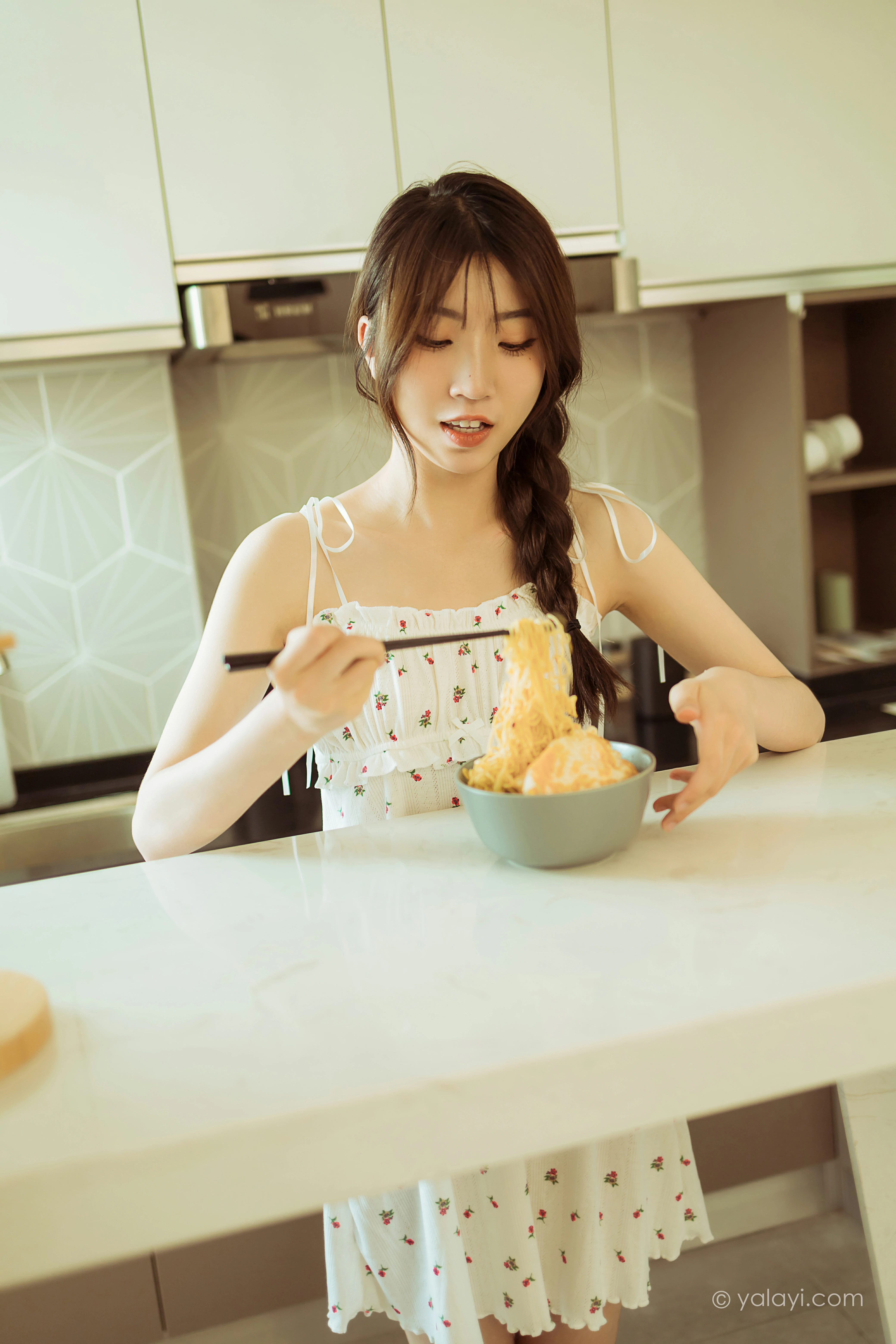 [YALAYI雅拉伊]NO.805 餐蛋面 小乔 白色吊带连衣裙居家清纯写真集第13张