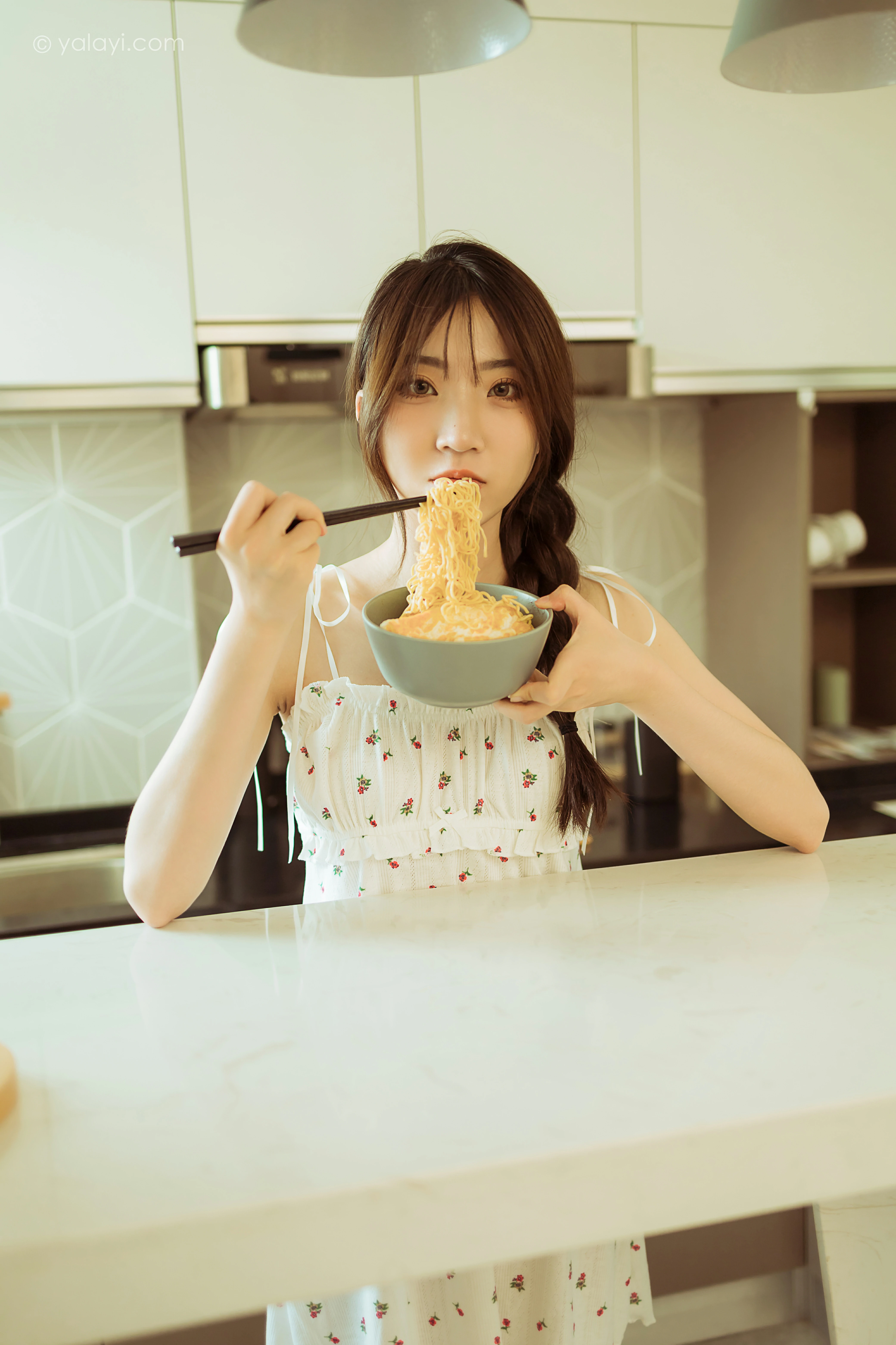 [YALAYI雅拉伊]NO.805 餐蛋面 小乔 白色吊带连衣裙居家清纯写真集第12张