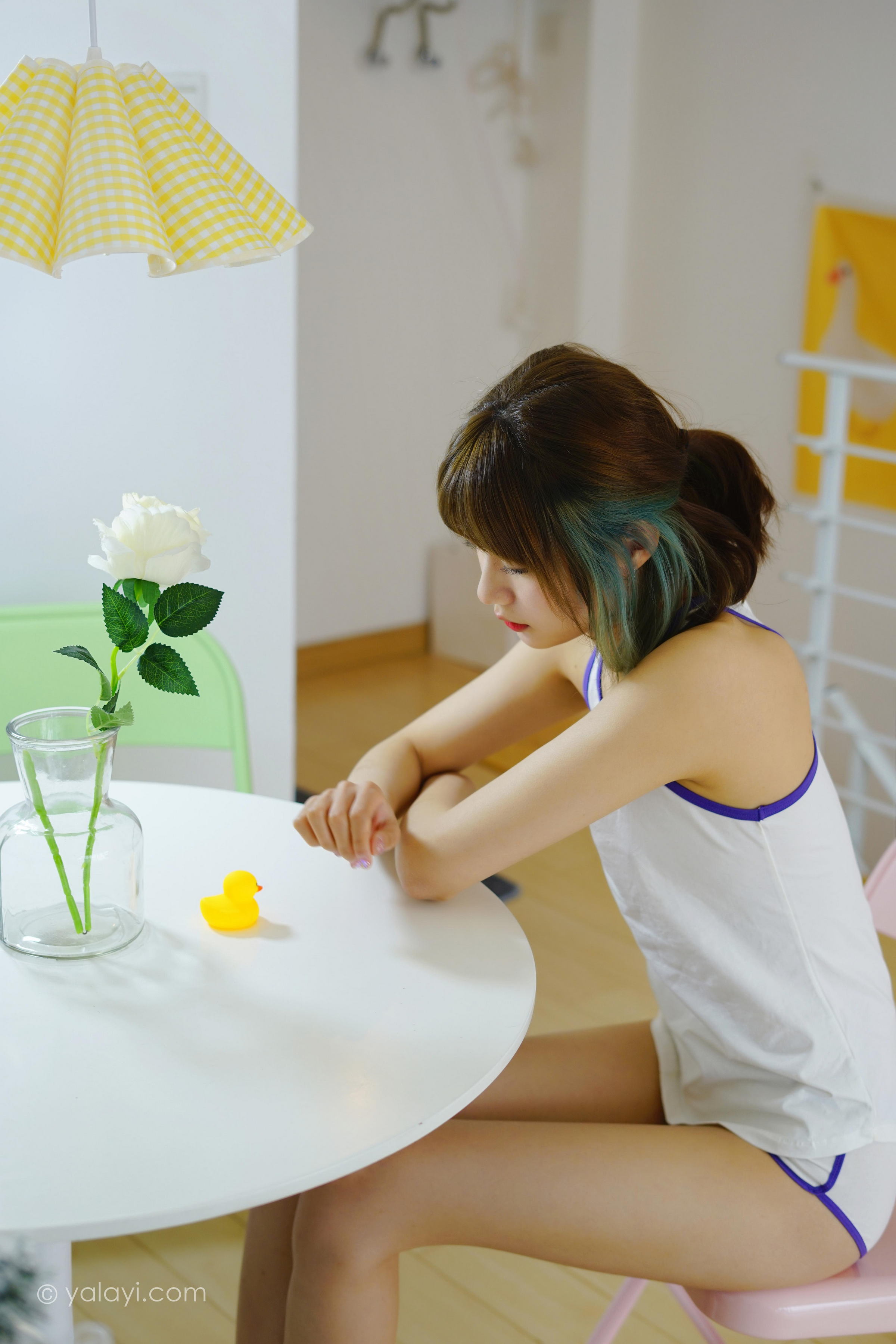 [YALAYI雅拉伊]2022.03.16 一个人独处 兰子 白色背心加短裤居家性感写真集第7张