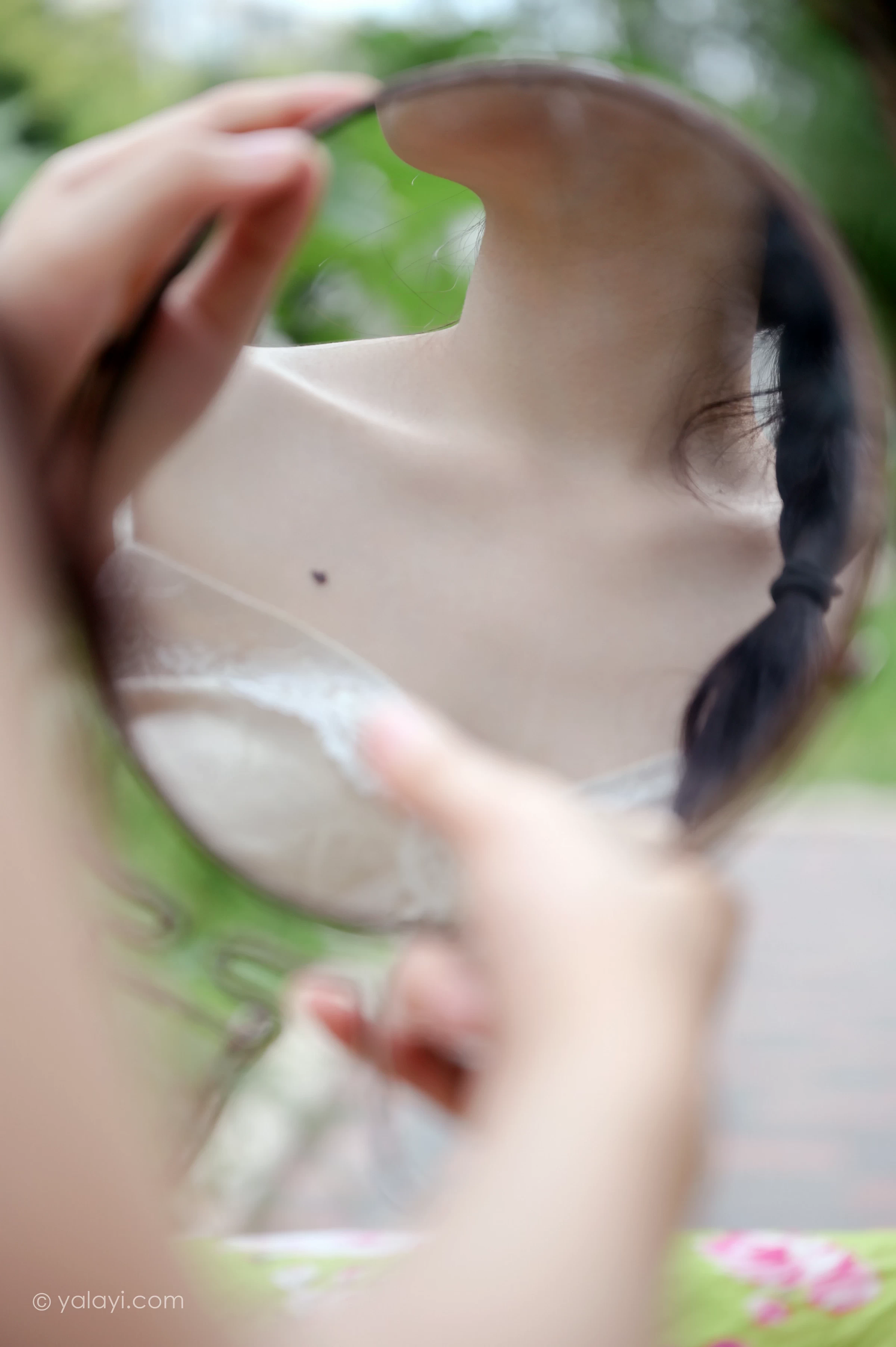 [YALAYI雅拉伊]NO.682 《孤芳不自赏》 方岚 白色蕾丝小背心加碎花短裙私房写真集第8张