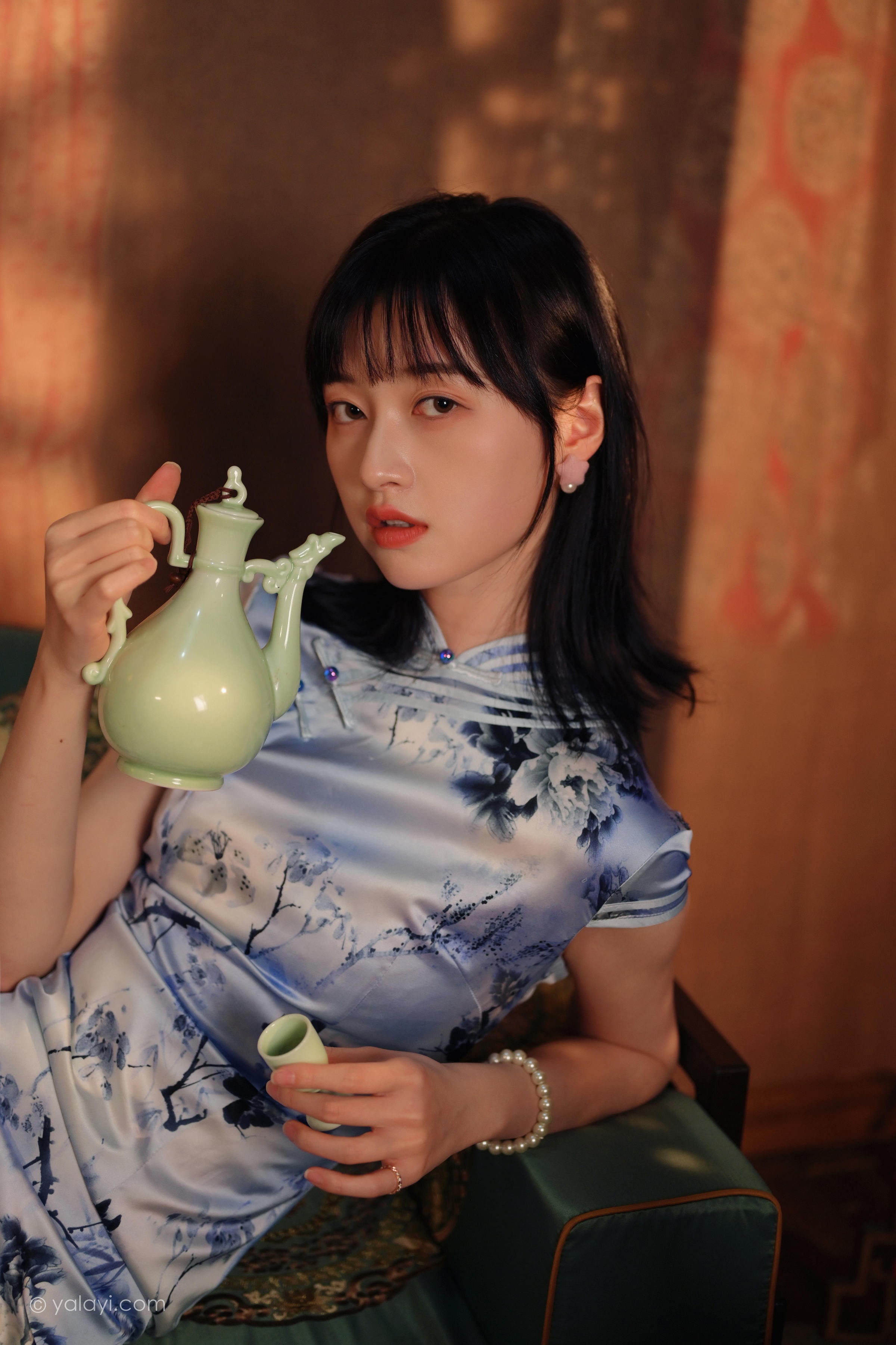 [YALAYI雅拉伊]2022.03.18 绝代芳华 京京 银色无袖旗袍民国风优雅写真集第11张