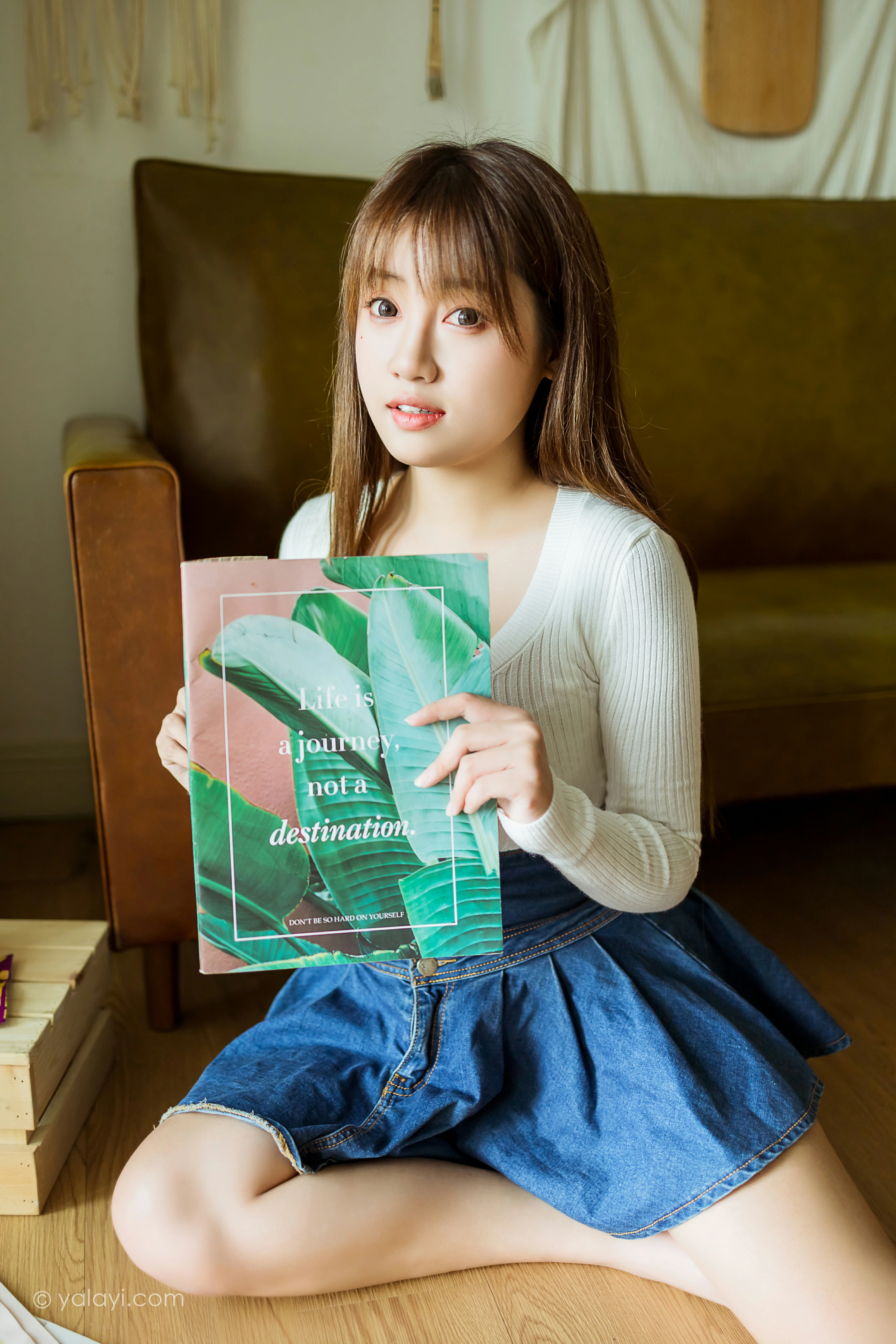 [YALAYI雅拉伊]NO.795 宅女日常 虞艺 白色毛衣加牛仔短裙性感私房写真集第3张