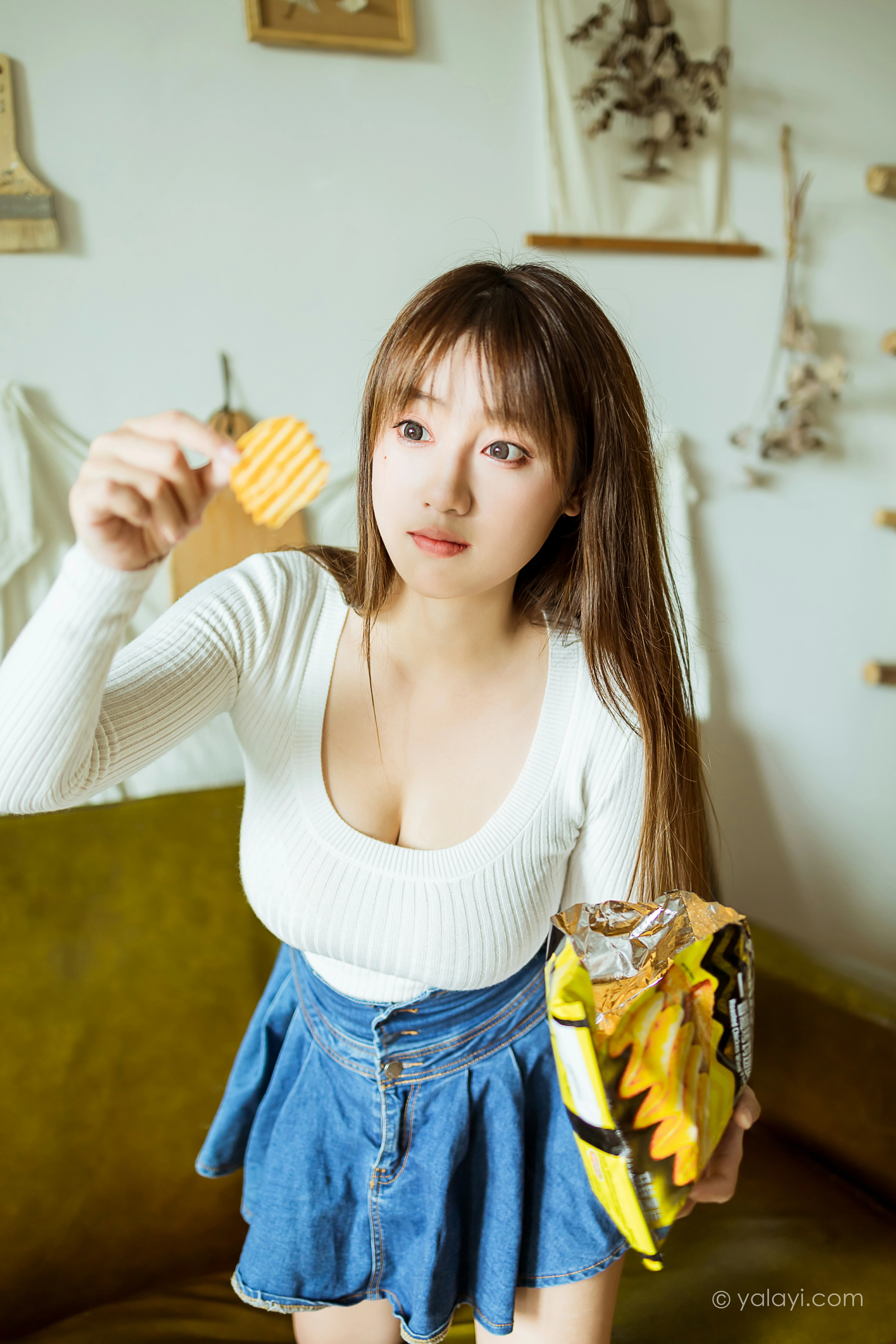 [YALAYI雅拉伊]NO.795 宅女日常 虞艺 白色毛衣加牛仔短裙性感私房写真集第9张
