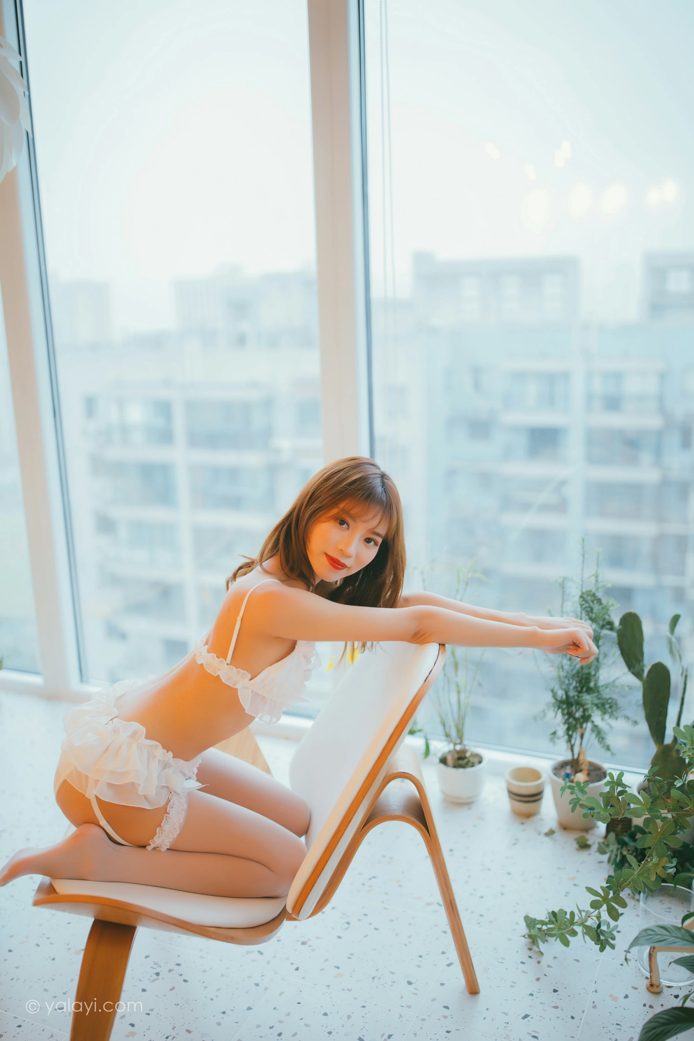 [YALAYI雅拉伊]NO.717 《心悸》 丽雅 白色情趣内衣与短裙加白色丝袜美腿性感私房写真集第2张