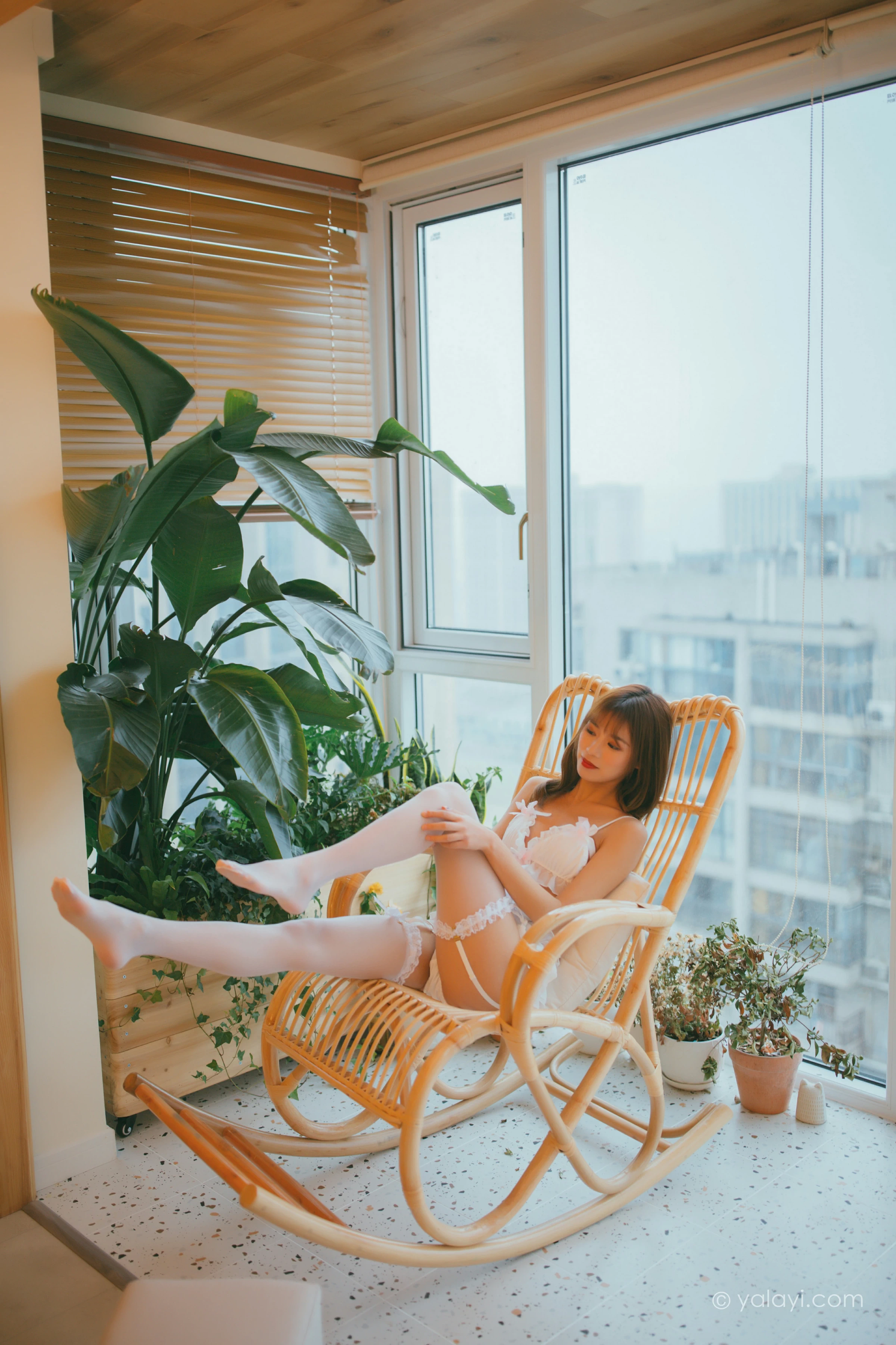 [YALAYI雅拉伊]NO.717 《心悸》 丽雅 白色情趣内衣与短裙加白色丝袜美腿性感私房写真集第8张