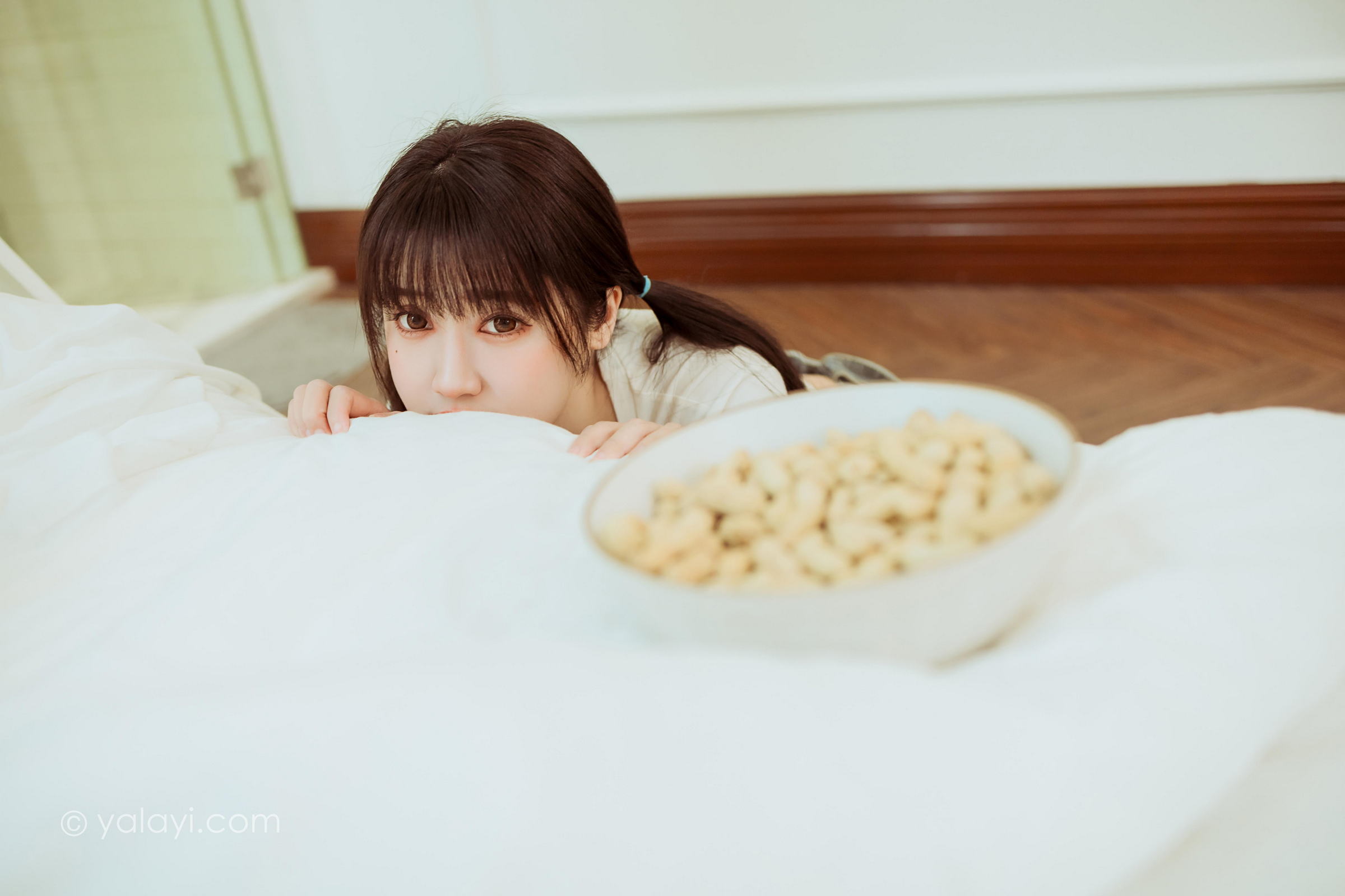 [YALAYI雅拉伊]2022.03.22 开心宅家 虞艺 白色紧身短袖加牛仔背带裤性感写真集第8张