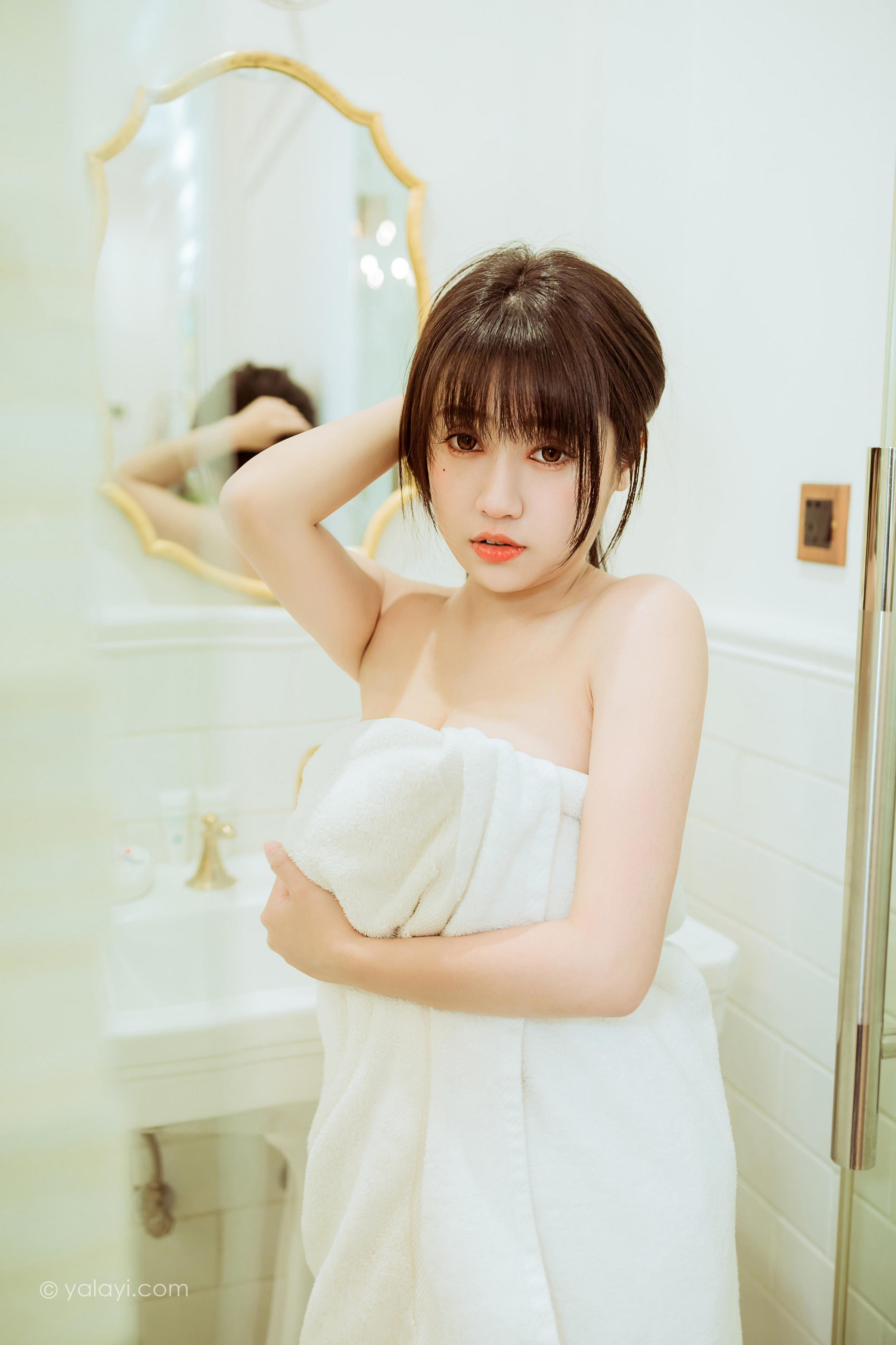 [YALAYI雅拉伊]2022.03.22 开心宅家 虞艺 白色紧身短袖加牛仔背带裤性感写真集第12张