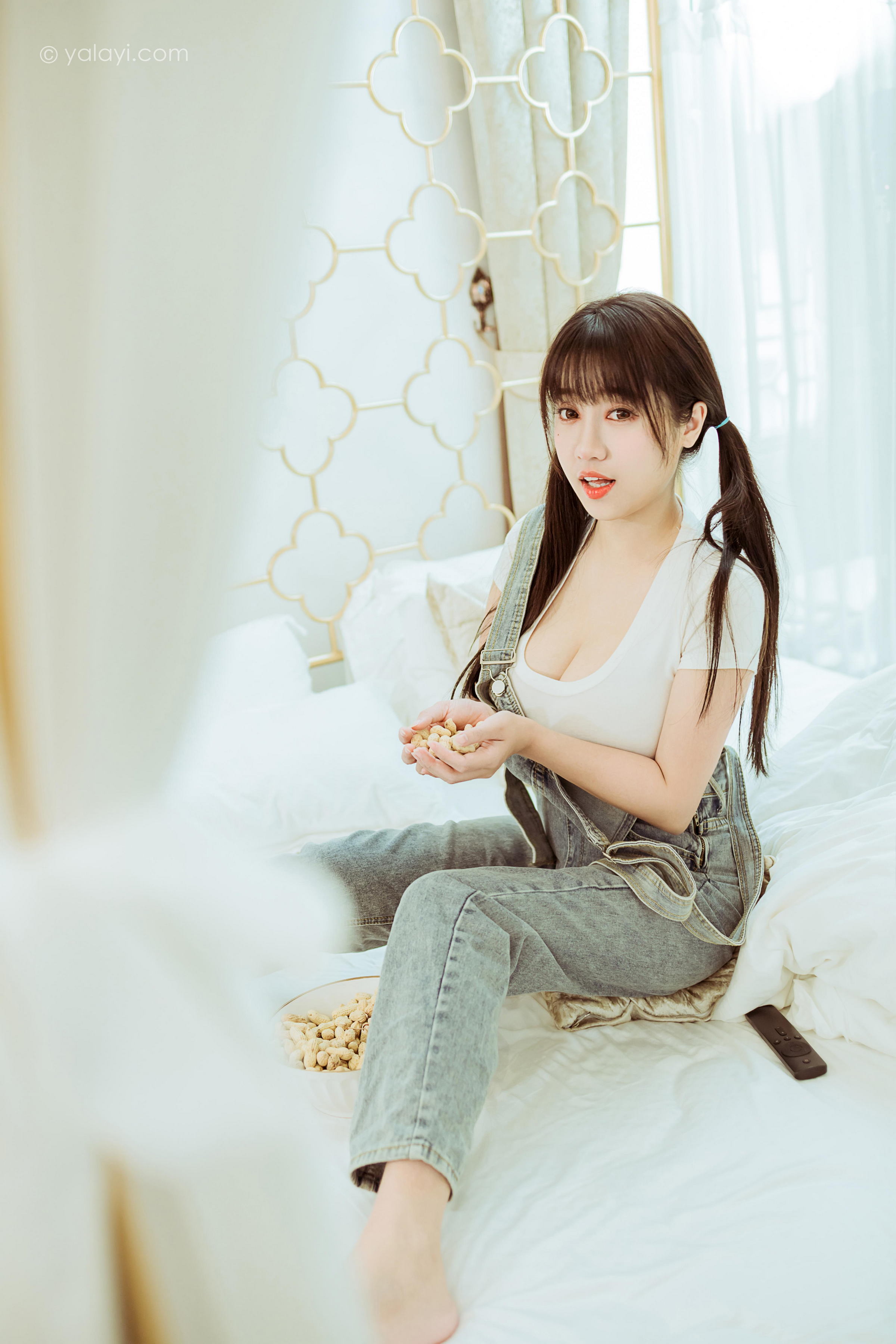 [YALAYI雅拉伊]2022.03.22 开心宅家 虞艺 白色紧身短袖加牛仔背带裤性感写真集第3张