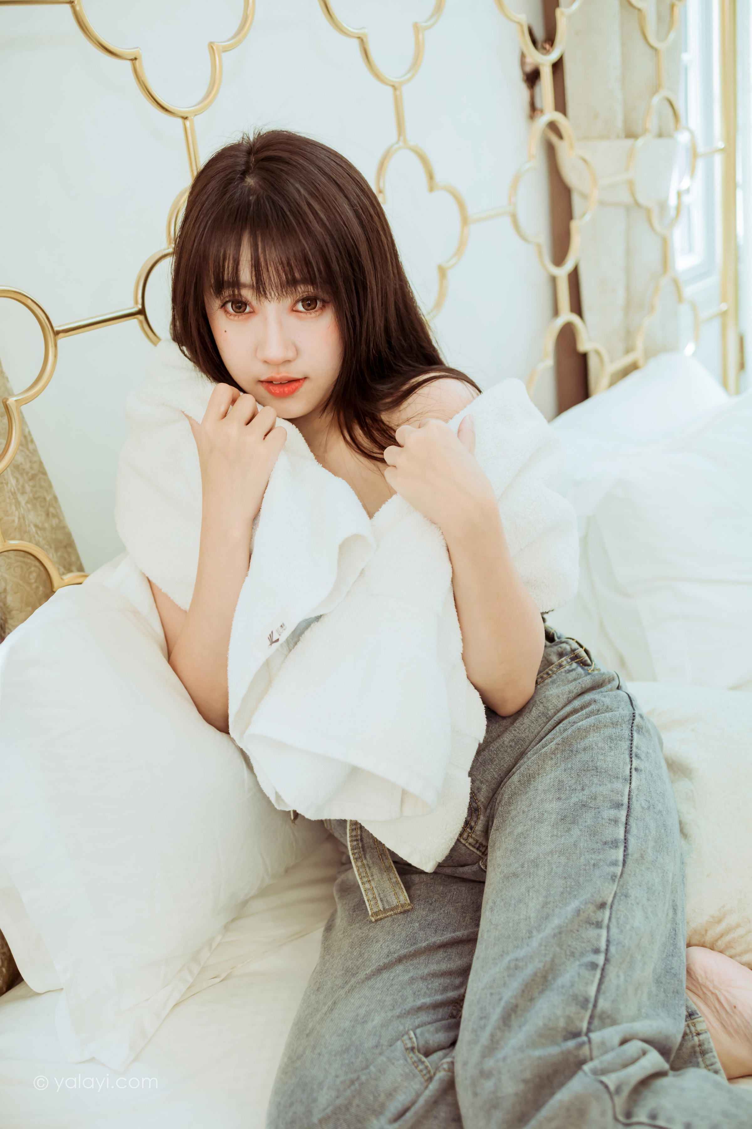 [YALAYI雅拉伊]2022.03.22 开心宅家 虞艺 白色紧身短袖加牛仔背带裤性感写真集第13张