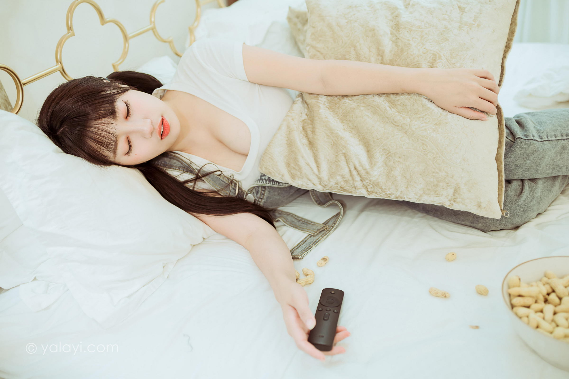 [YALAYI雅拉伊]2022.03.22 开心宅家 虞艺 白色紧身短袖加牛仔背带裤性感写真集第6张