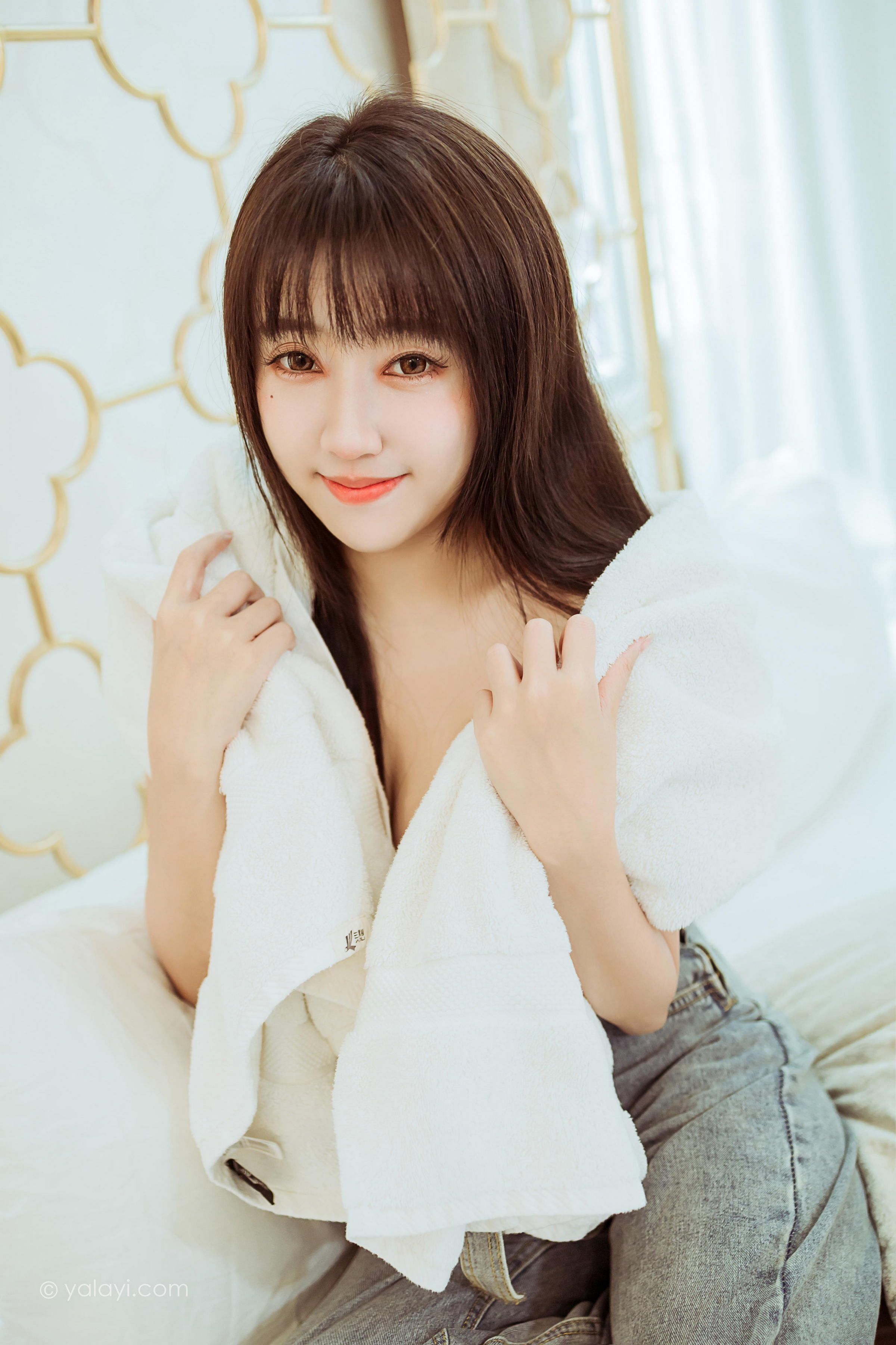 [YALAYI雅拉伊]2022.03.22 开心宅家 虞艺 白色紧身短袖加牛仔背带裤性感写真集第13张