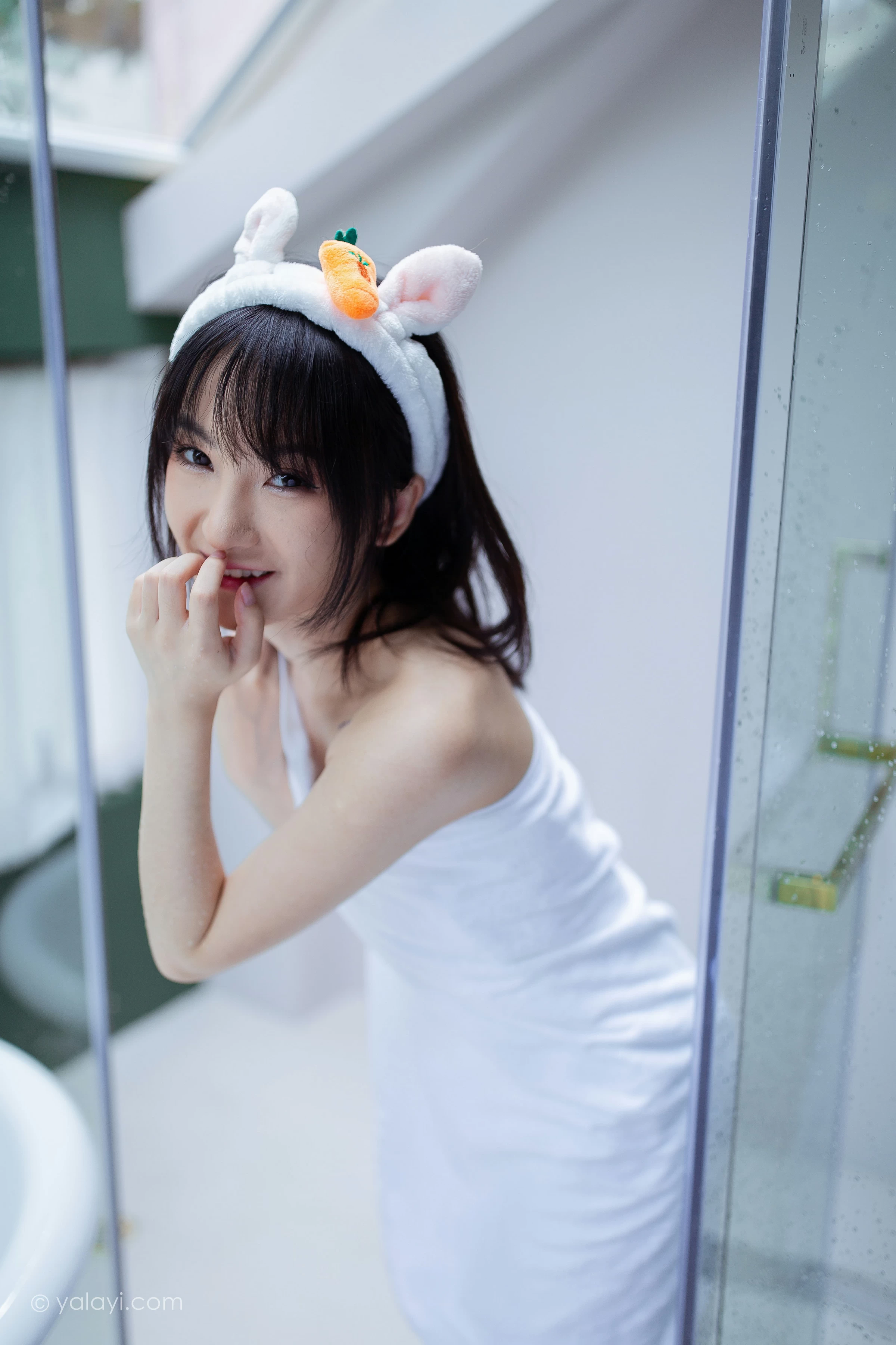 [YALAYI雅拉伊]NO.684 《清凉一夏》 落落 白色浴袍性感私房写真集第4张