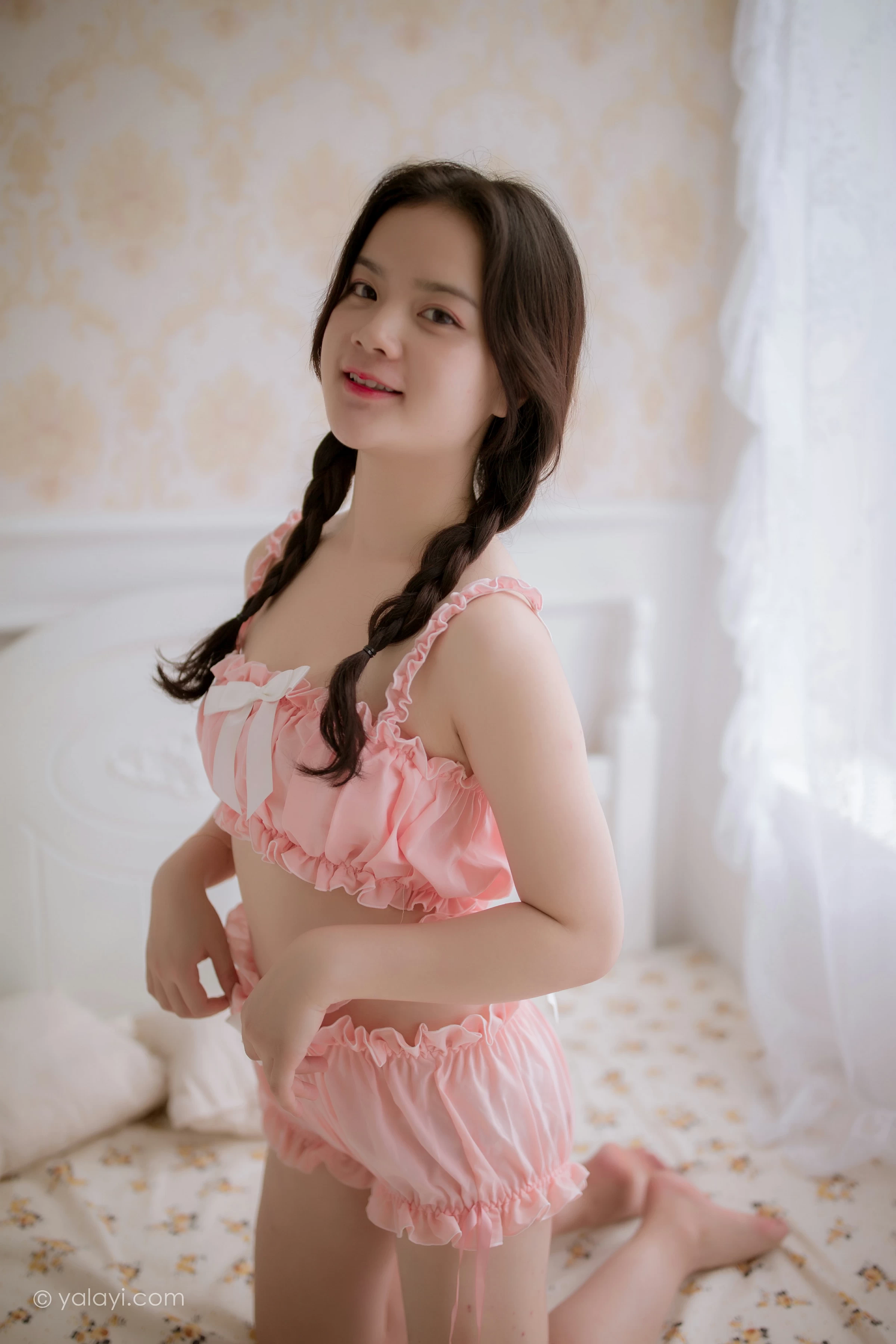 [YALAYI雅拉伊]NO.685 《周末的下午》 珍珠 粉色内衣加短裤与白色比基尼泳装性感私房写真集第1张