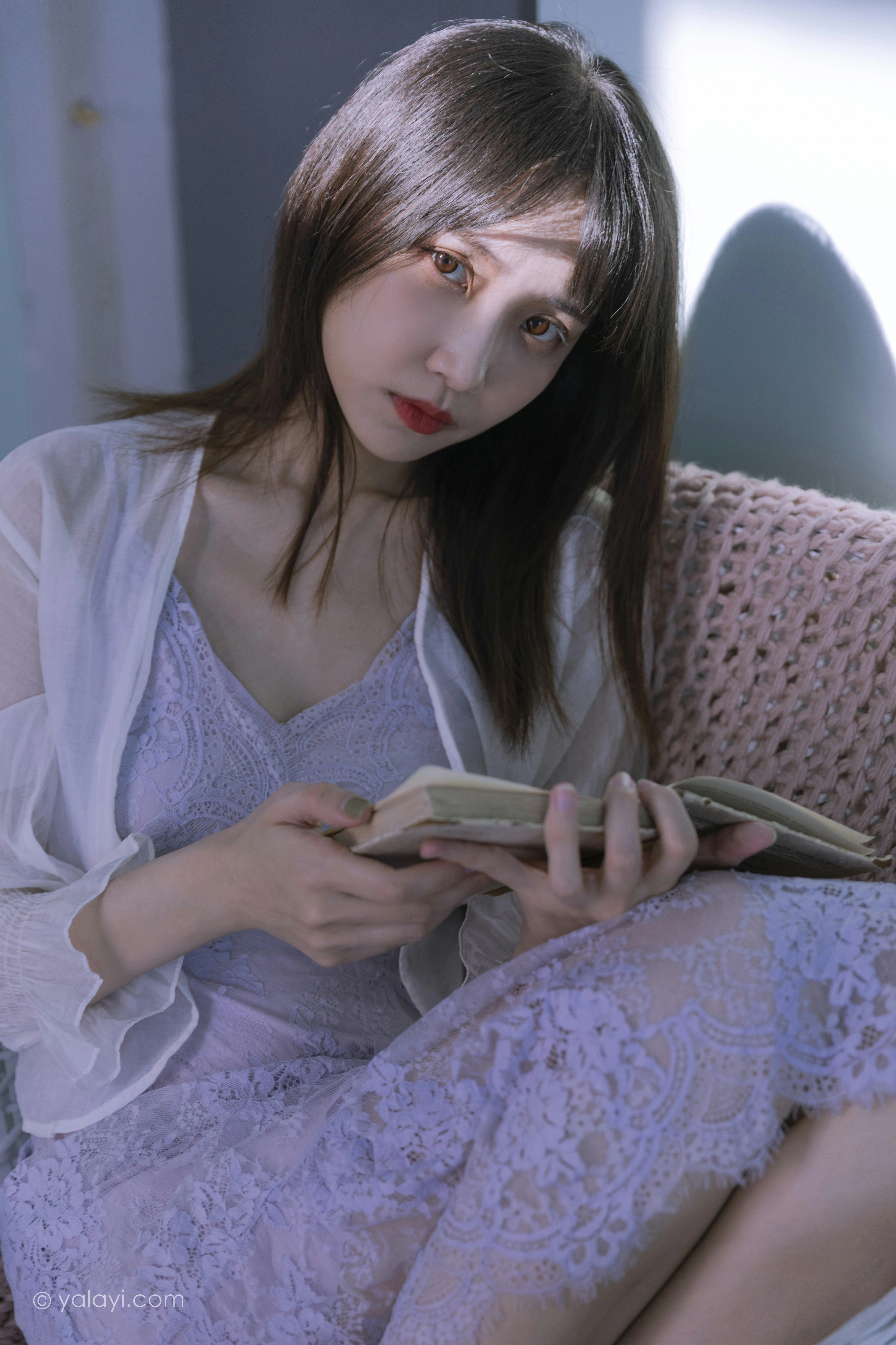 [YALAYI雅拉伊]NO.811 紫色的早晨 妍妍 白色透视蕾丝连衣裙居家私房写真集第3张