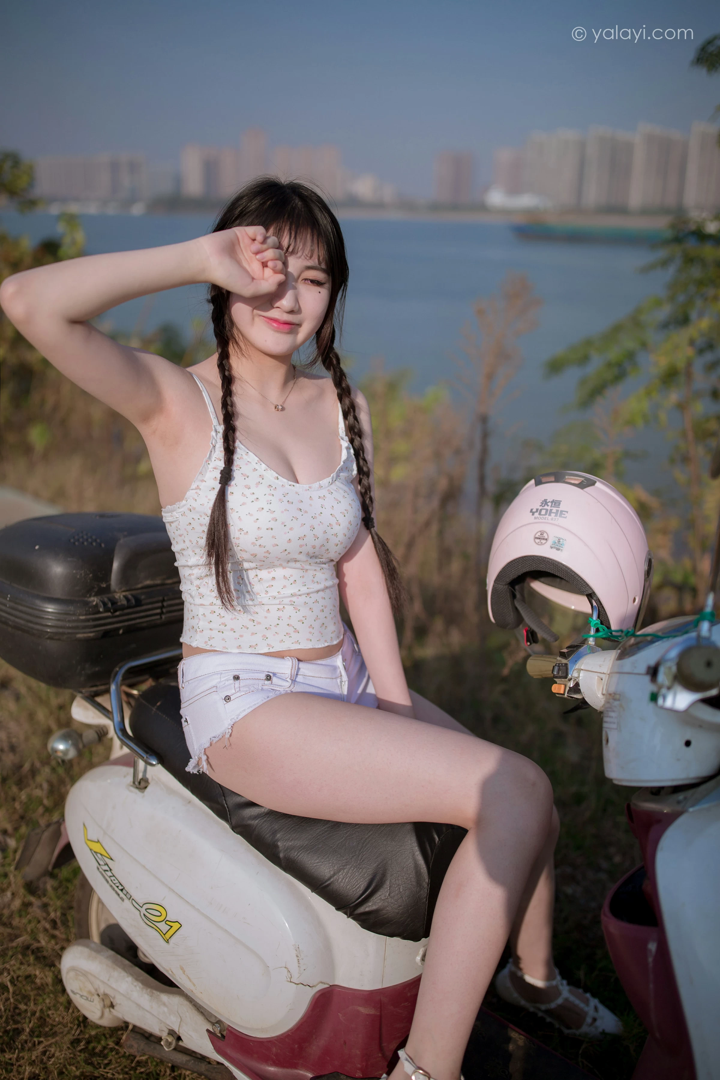 [YALAYI雅拉伊]NO.736 《去江边》 瓶儿 白色性感紧身小背心加牛仔热裤写真集第3张