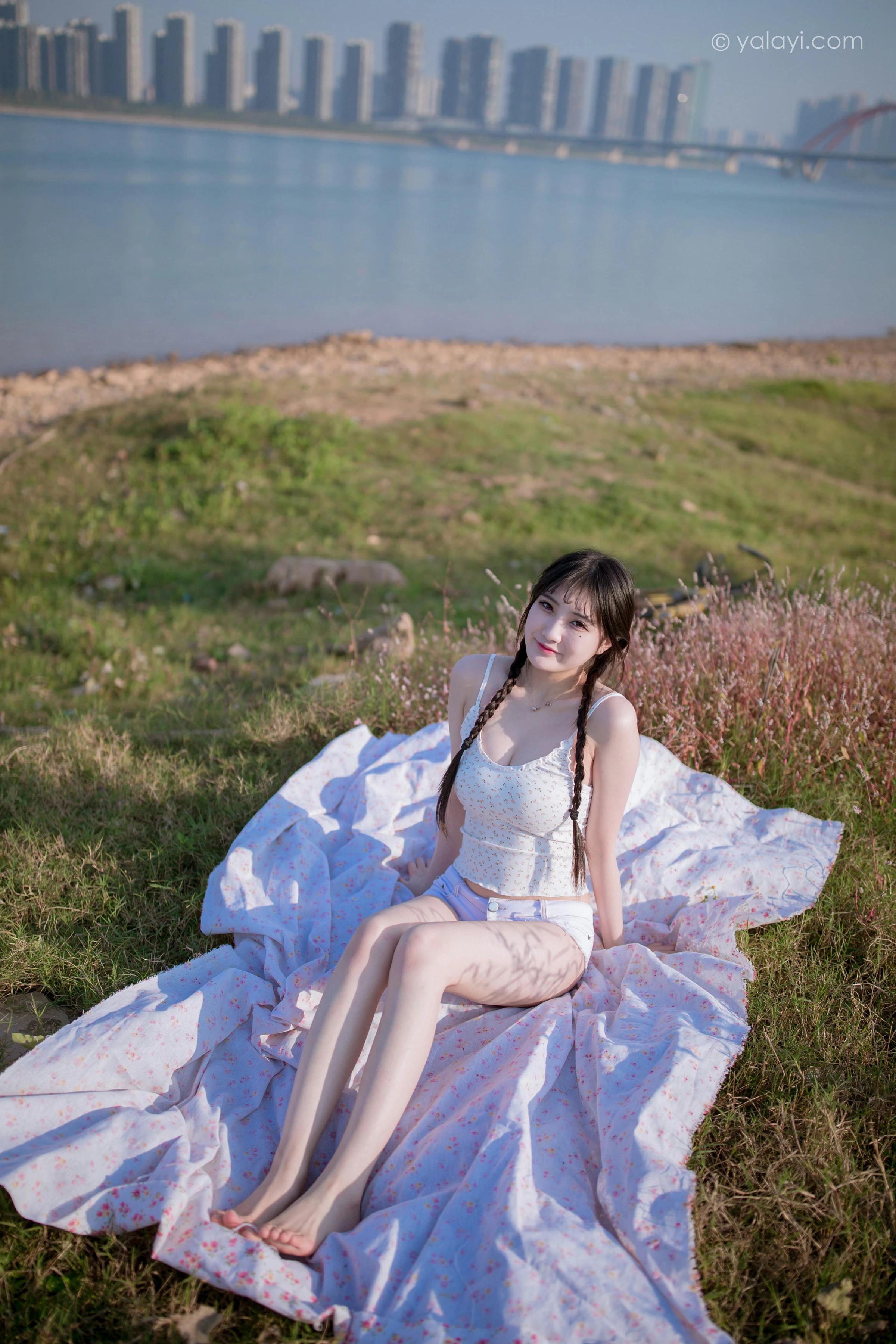 [YALAYI雅拉伊]NO.736 《去江边》 瓶儿 白色性感紧身小背心加牛仔热裤写真集第7张