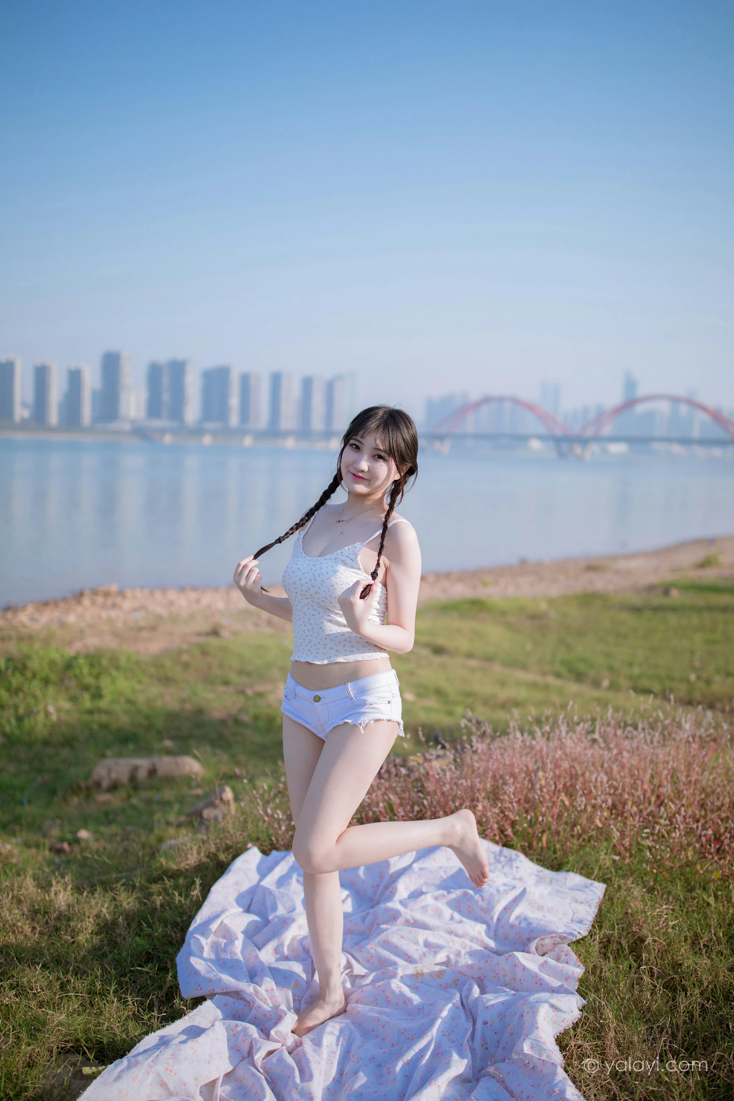 [YALAYI雅拉伊]NO.736 《去江边》 瓶儿 白色性感紧身小背心加牛仔热裤写真集第8张