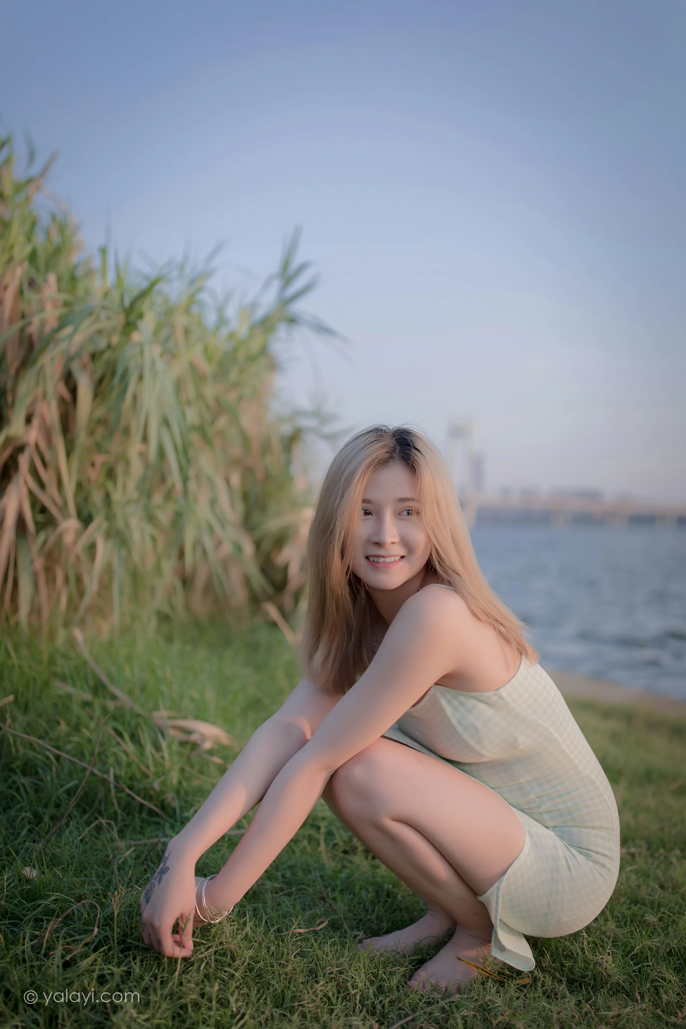 [YALAYI雅拉伊]NO.712 《风继续吹》 梦涵 紧身吊带连衣裙休闲写真第1张